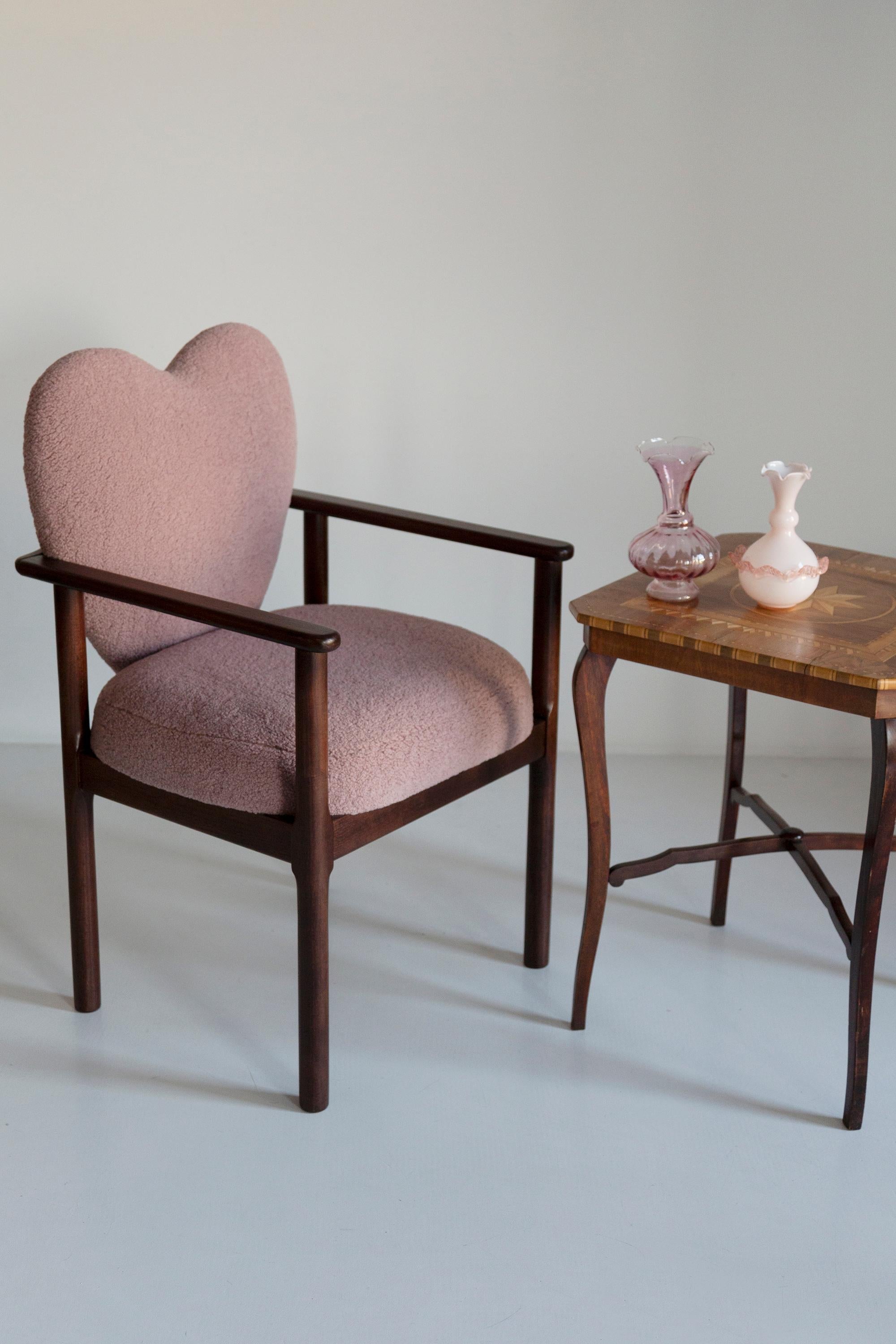 https://a.1stdibscdn.com/set-of-six-heart-dining-chairs-pink-boucle-vintola-studio-europe-poland-for-sale-picture-2/f_34023/f_428119921734522000678/3U1A9130_master.jpg