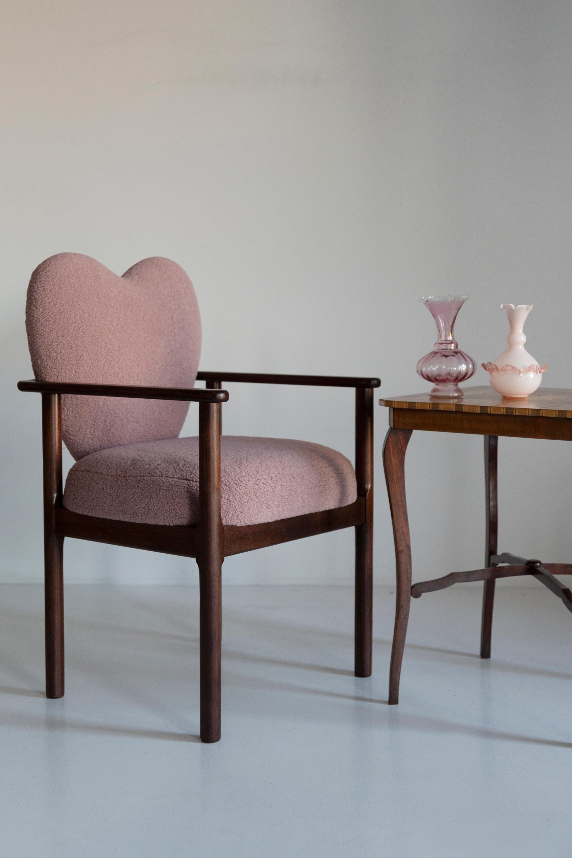 https://a.1stdibscdn.com/heart-dining-chair-pink-boucle-vintola-studio-europe-poland-for-sale-picture-3/f_34023/f_428113521734520950913/3U1A9131_master.jpg