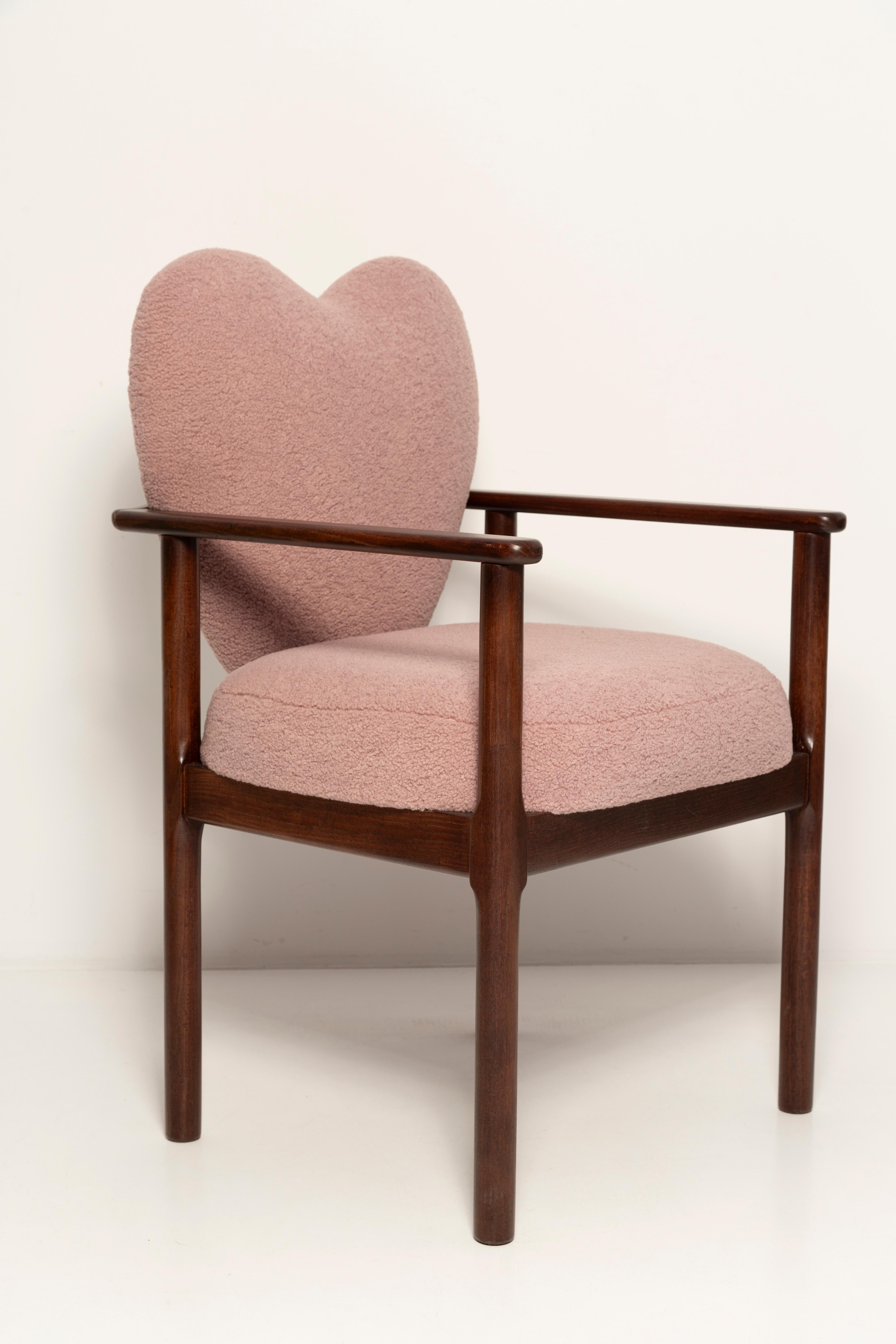 https://a.1stdibscdn.com/set-of-six-heart-dining-chairs-pink-boucle-vintola-studio-europe-poland-for-sale-picture-4/f_34023/f_428119921734522060734/3U1A9132_master.jpg