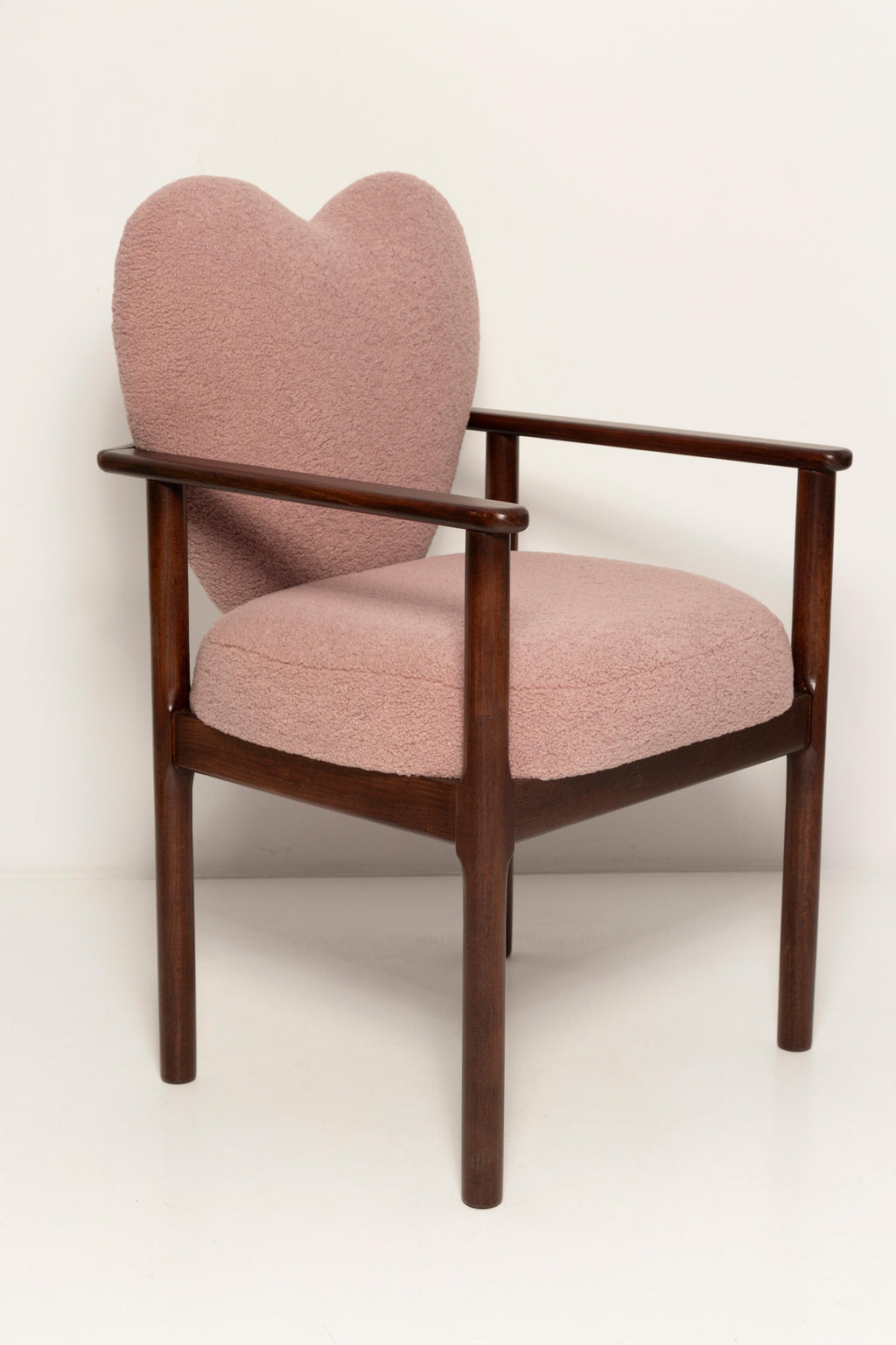 https://a.1stdibscdn.com/heart-dining-chair-pink-boucle-vintola-studio-europe-poland-for-sale-picture-4/f_34023/f_428113521734521024121/3U1A9133_master.jpg