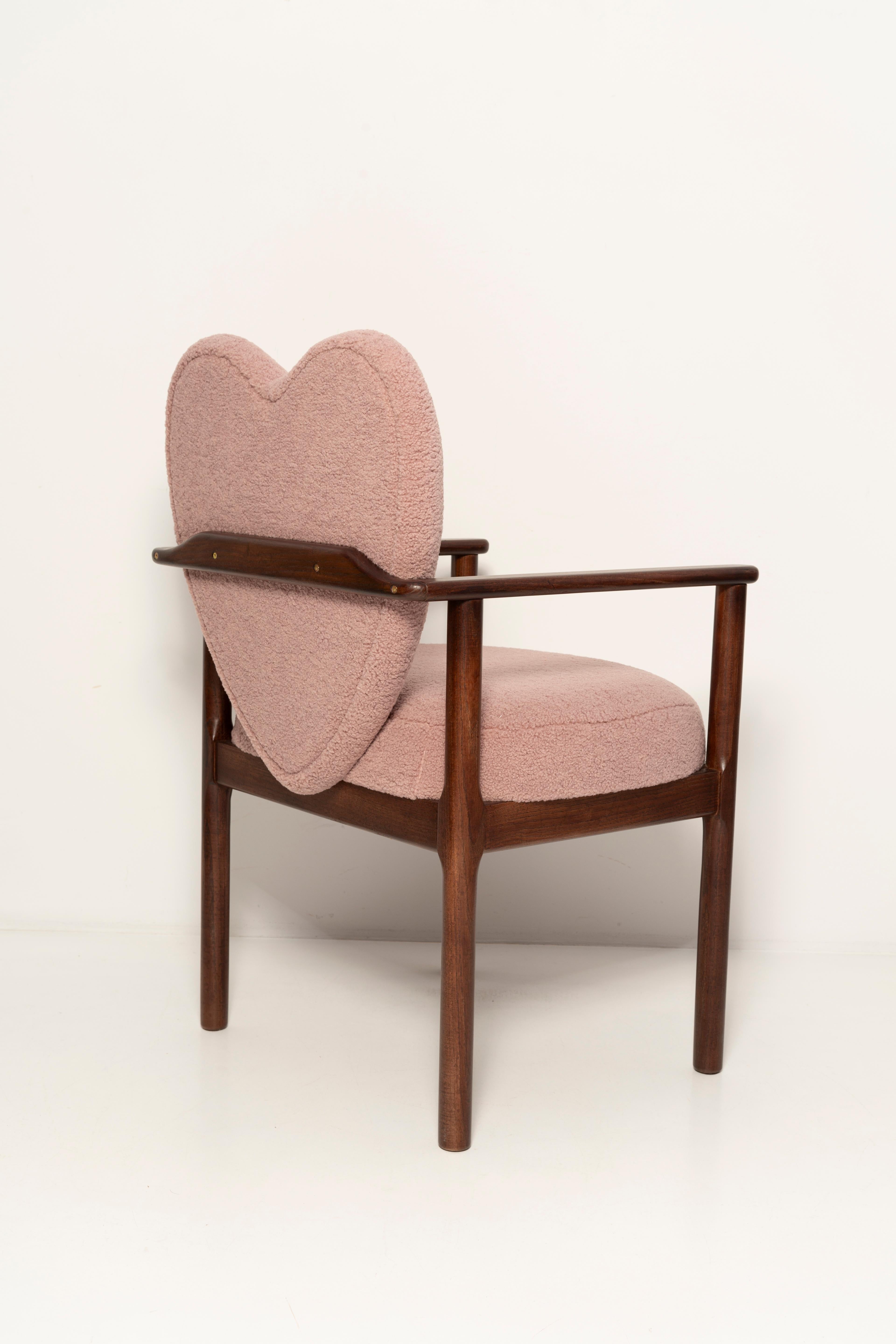 https://a.1stdibscdn.com/heart-dining-chair-pink-boucle-vintola-studio-europe-poland-for-sale-picture-6/f_34023/f_428113521734521028651/3U1A9137_master.jpg