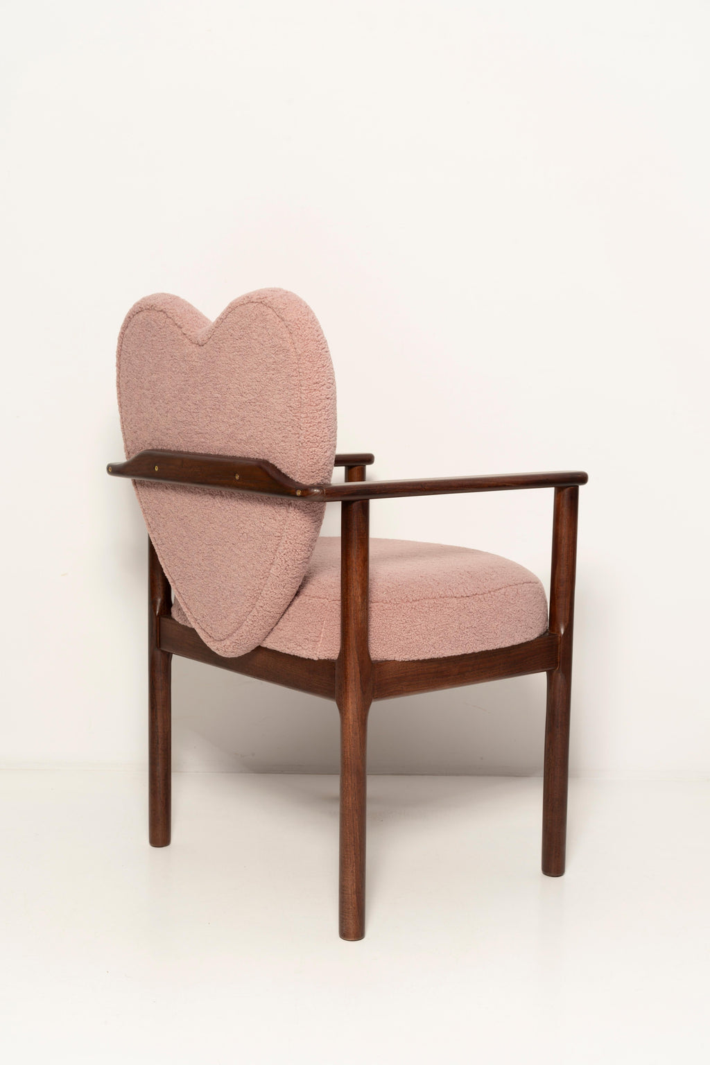 https://a.1stdibscdn.com/set-of-six-heart-dining-chairs-pink-boucle-vintola-studio-europe-poland-for-sale-picture-7/f_34023/f_428119921734522056992/3U1A9138_master.jpg