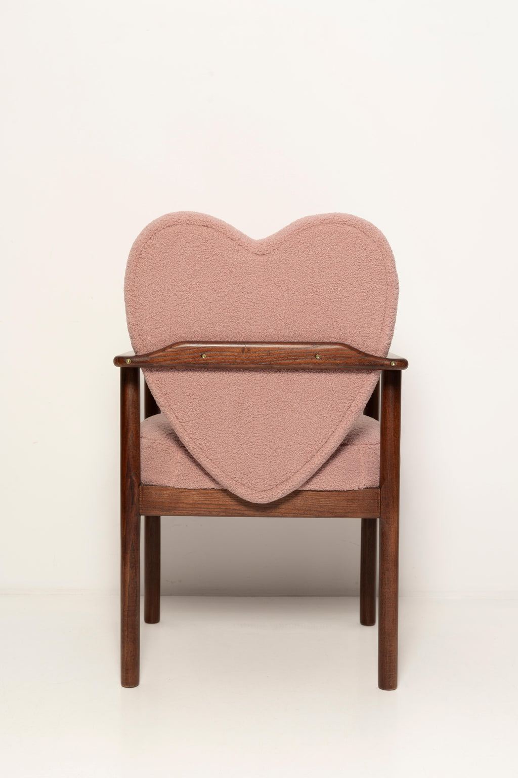 https://a.1stdibscdn.com/heart-dining-chair-pink-boucle-vintola-studio-europe-poland-for-sale-picture-7/f_34023/f_428113521734521032269/3U1A9139_master.jpg
