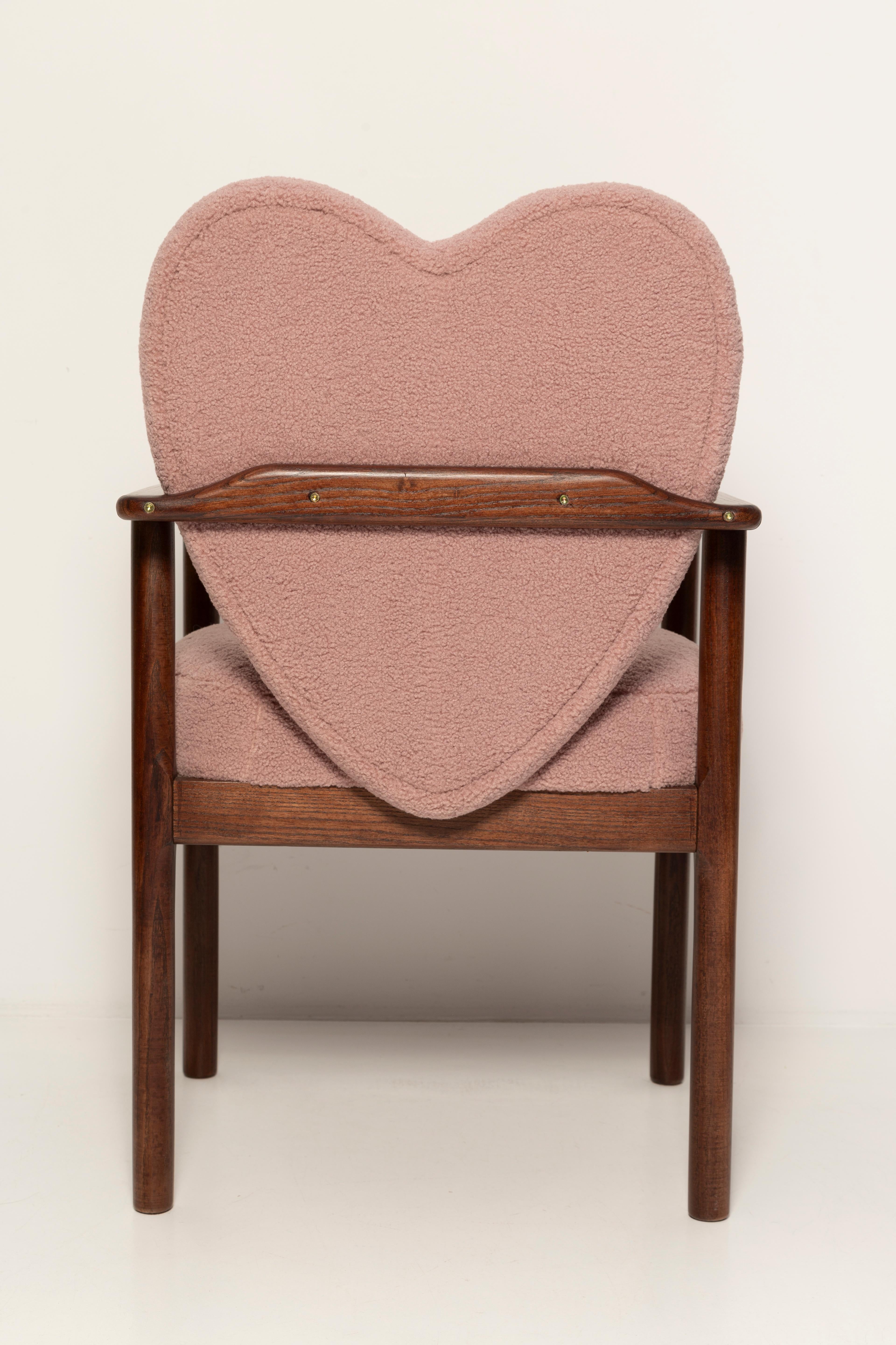 https://a.1stdibscdn.com/set-of-six-heart-dining-chairs-pink-boucle-vintola-studio-europe-poland-for-sale-picture-8/f_34023/f_428119921734522074546/3U1A9140_master.jpg