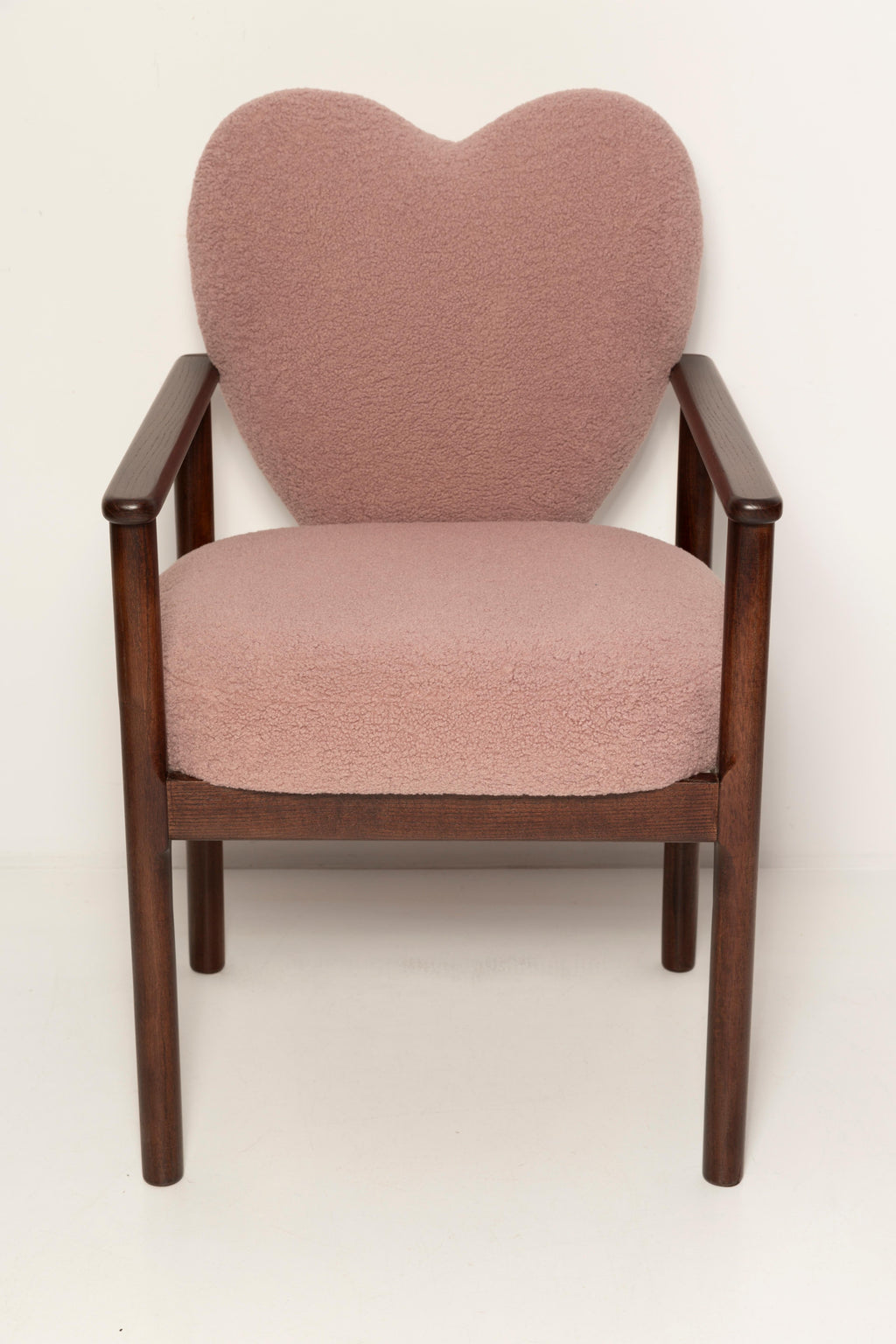 https://a.1stdibscdn.com/heart-dining-chair-pink-boucle-vintola-studio-europe-poland-for-sale-picture-9/f_34023/f_428113521734521135455/3U1A9143_master.jpg