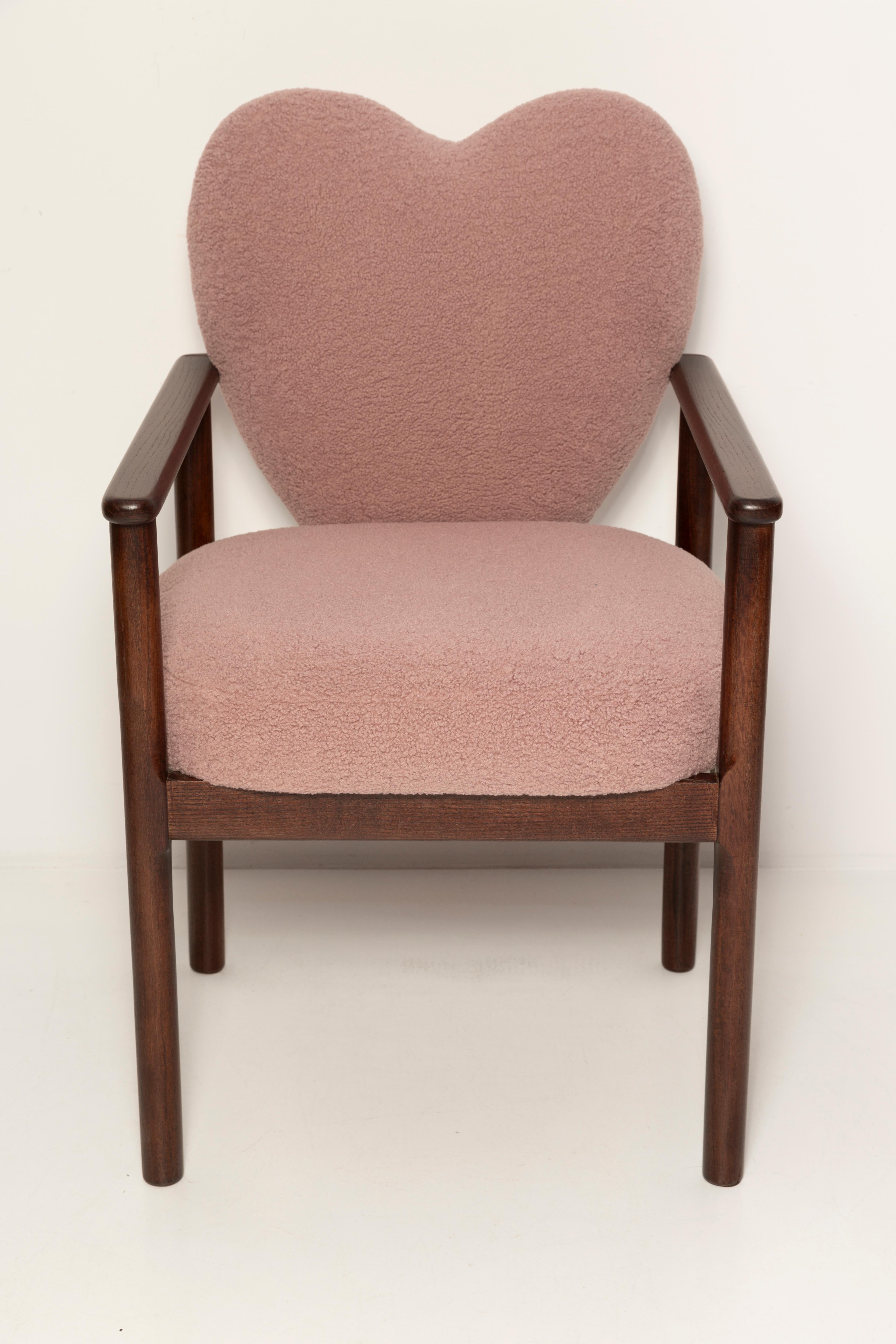https://a.1stdibscdn.com/heart-dining-chair-pink-boucle-vintola-studio-europe-poland-for-sale-picture-9/f_34023/f_428113521734521135455/3U1A9143_master.jpg