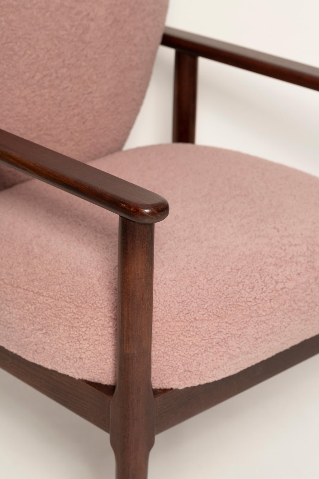 https://a.1stdibscdn.com/heart-dining-chair-pink-boucle-vintola-studio-europe-poland-for-sale-picture-10/f_34023/f_428113521734521139434/3U1A9145_master.jpg