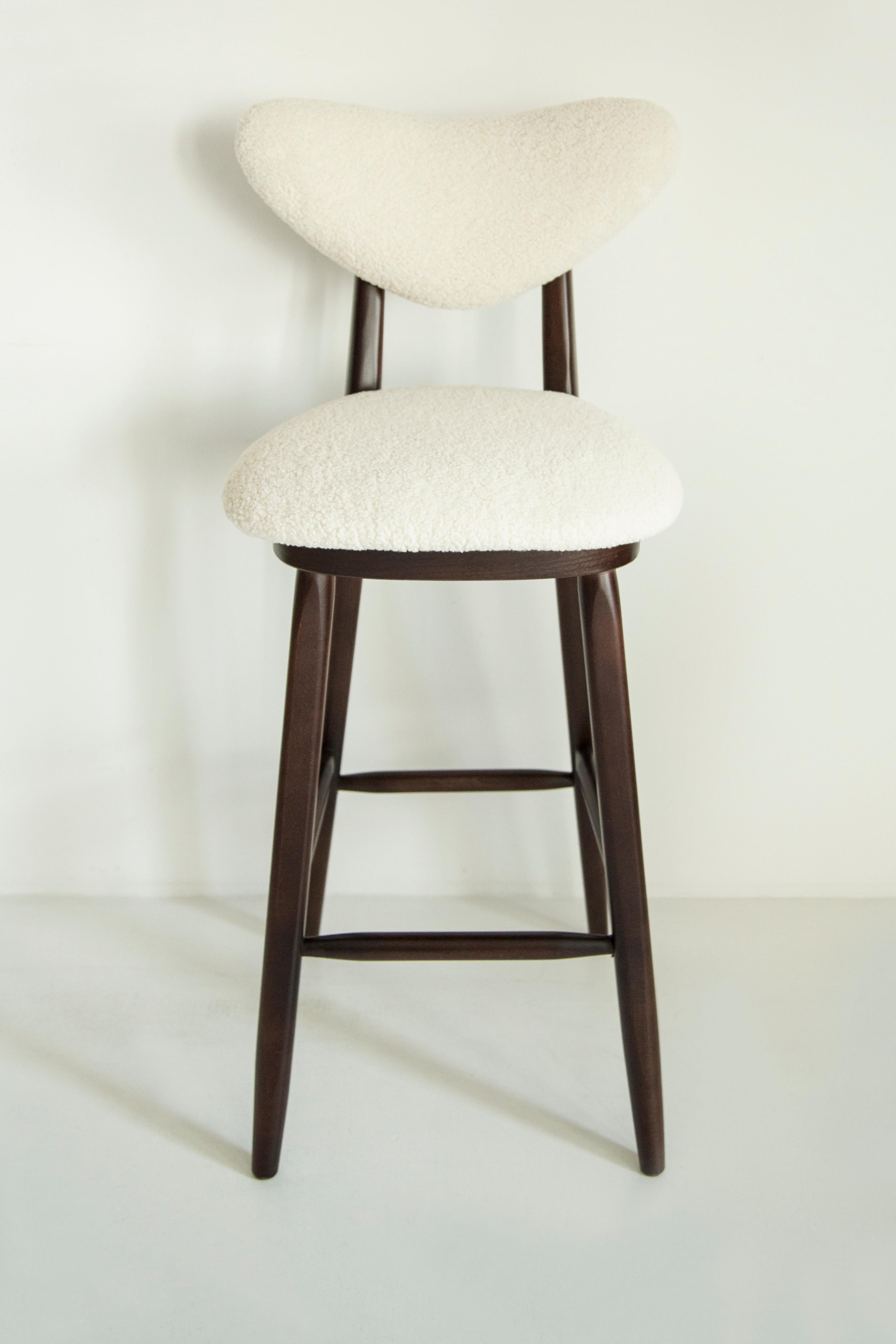 https://a.1stdibscdn.com/heart-bar-stool-chair-white-ivory-boucle-by-vintola-studio-europe-poland-for-sale-picture-3/f_34023/f_416514021727368475351/3U1A9268_master.jpg