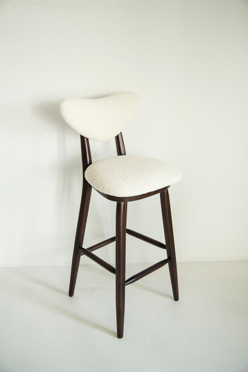 https://a.1stdibscdn.com/heart-bar-stool-chair-white-ivory-boucle-by-vintola-studio-europe-poland-for-sale-picture-4/f_34023/f_416514021727368477788/3U1A9269_master.jpg