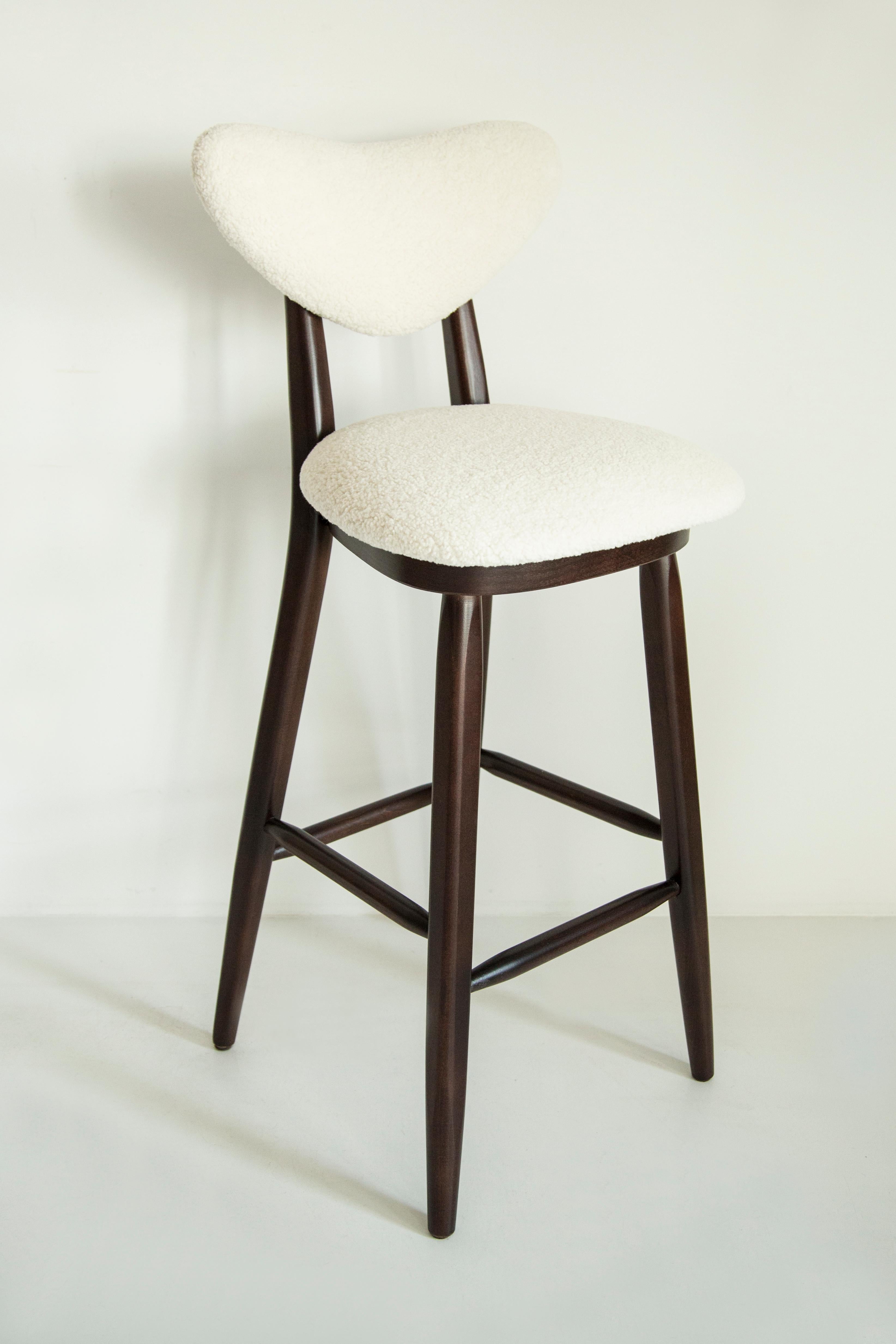https://a.1stdibscdn.com/six-heart-bar-stools-white-ivory-boucle-by-vintola-studio-europe-poland-for-sale-picture-5/f_34023/f_416523021727371528038/3U1A9270_master.jpg
