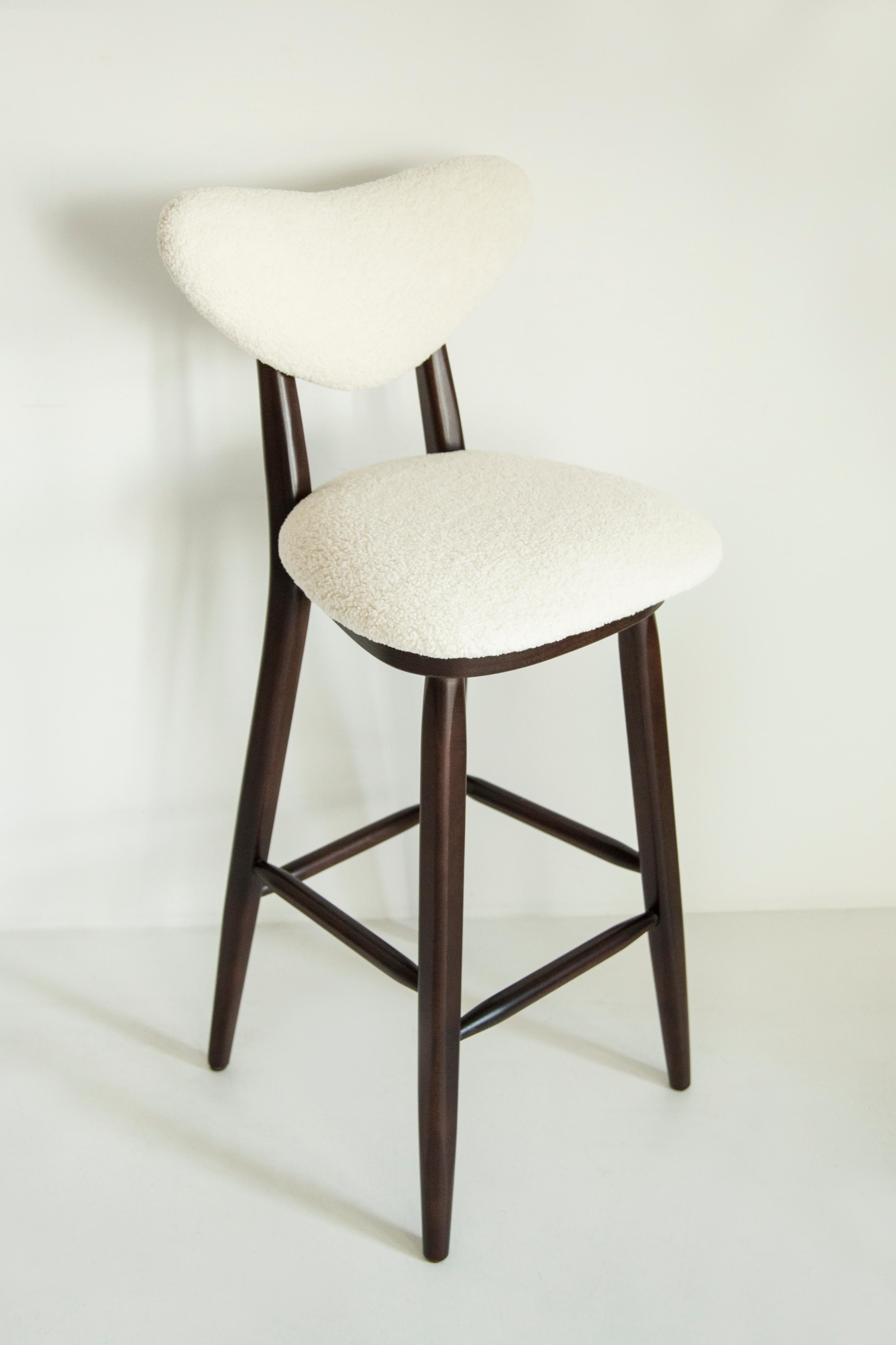 https://a.1stdibscdn.com/six-heart-bar-stools-white-ivory-boucle-by-vintola-studio-europe-poland-for-sale-picture-6/f_34023/f_416523021727371532042/3U1A9271_master.jpg