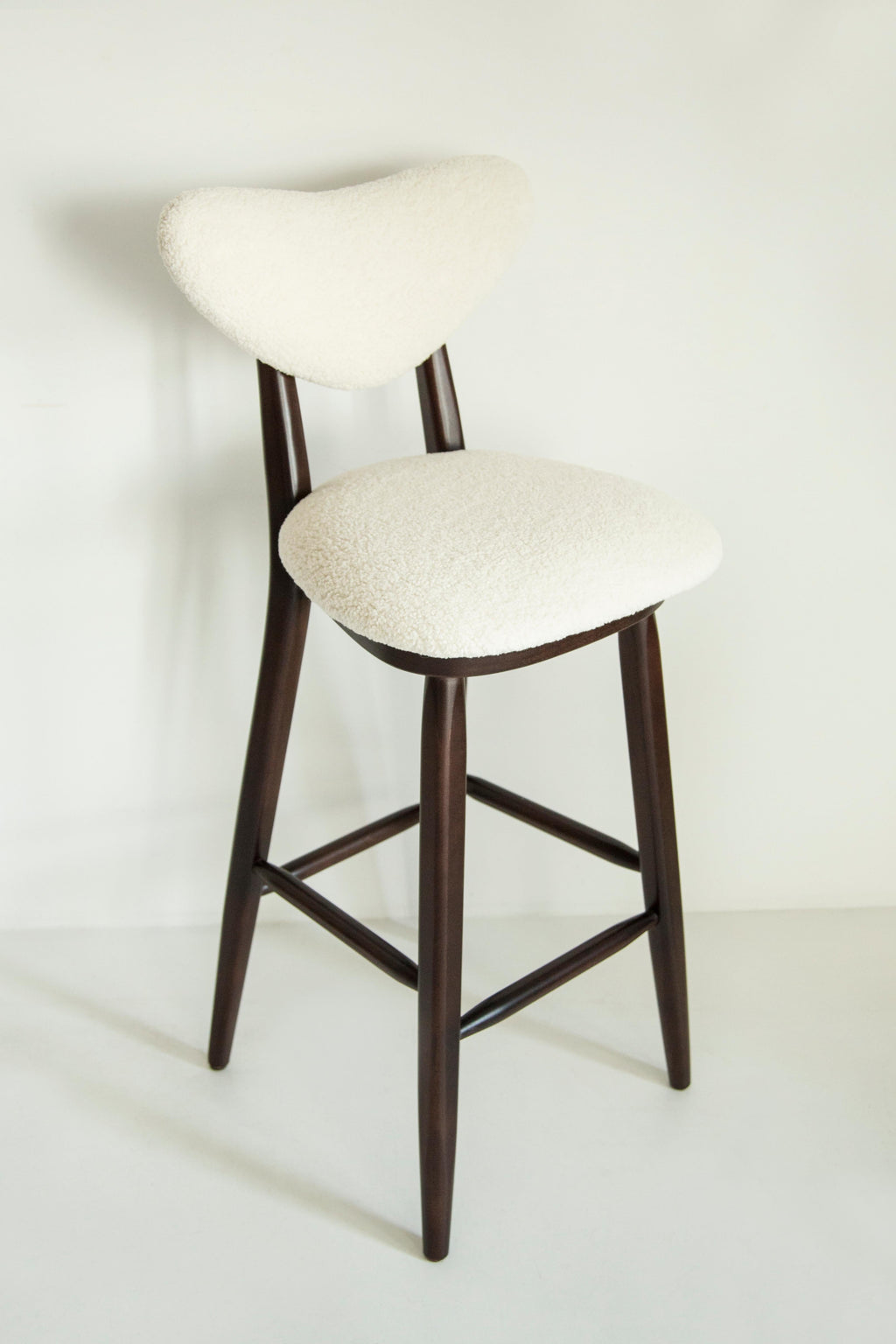 https://a.1stdibscdn.com/heart-bar-stool-chair-white-ivory-boucle-by-vintola-studio-europe-poland-for-sale-picture-6/f_34023/f_416514021727368475630/3U1A9271_master.jpg