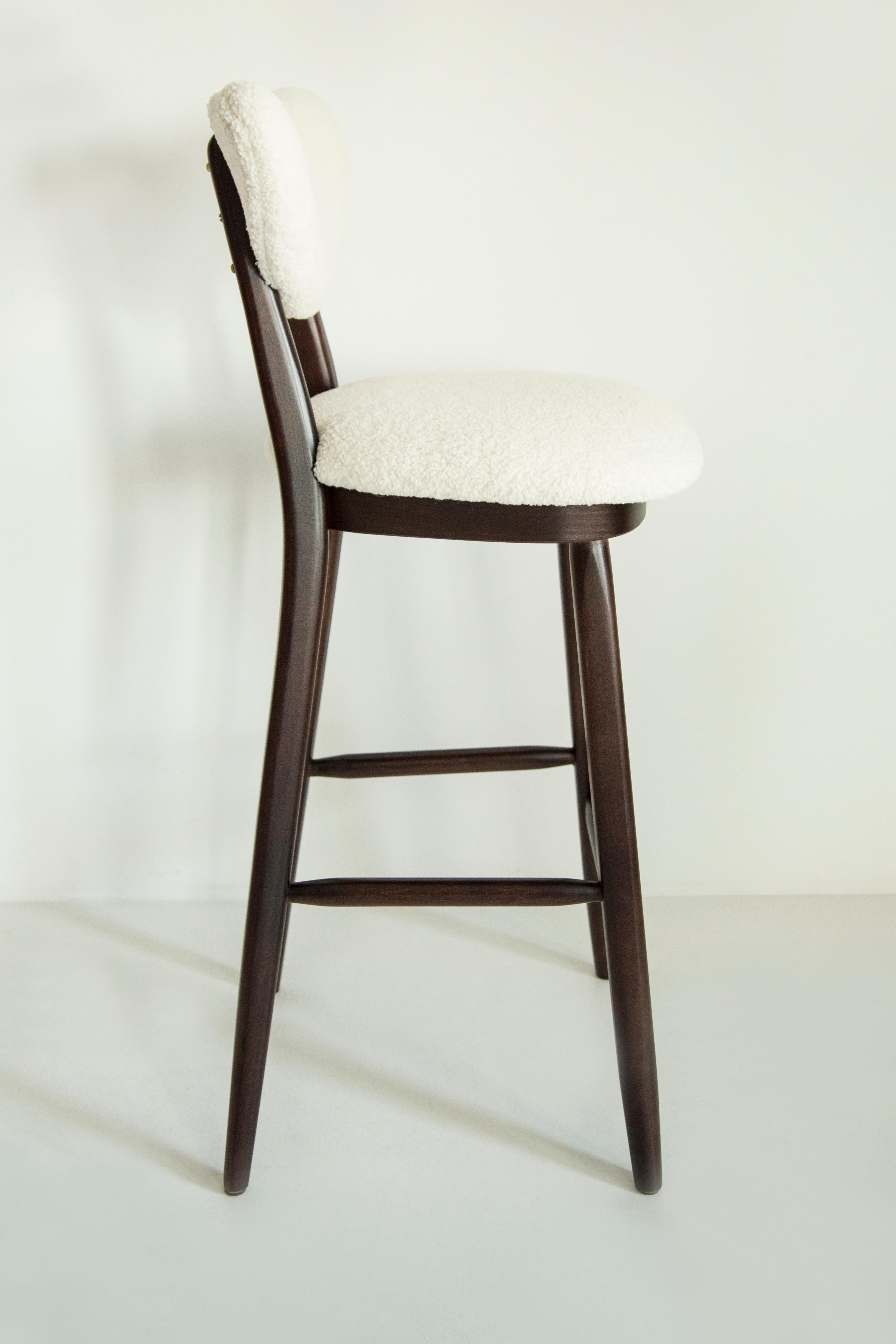 https://a.1stdibscdn.com/six-heart-bar-stools-white-ivory-boucle-by-vintola-studio-europe-poland-for-sale-picture-7/f_34023/f_416523021727371531873/3U1A9272_master.jpg