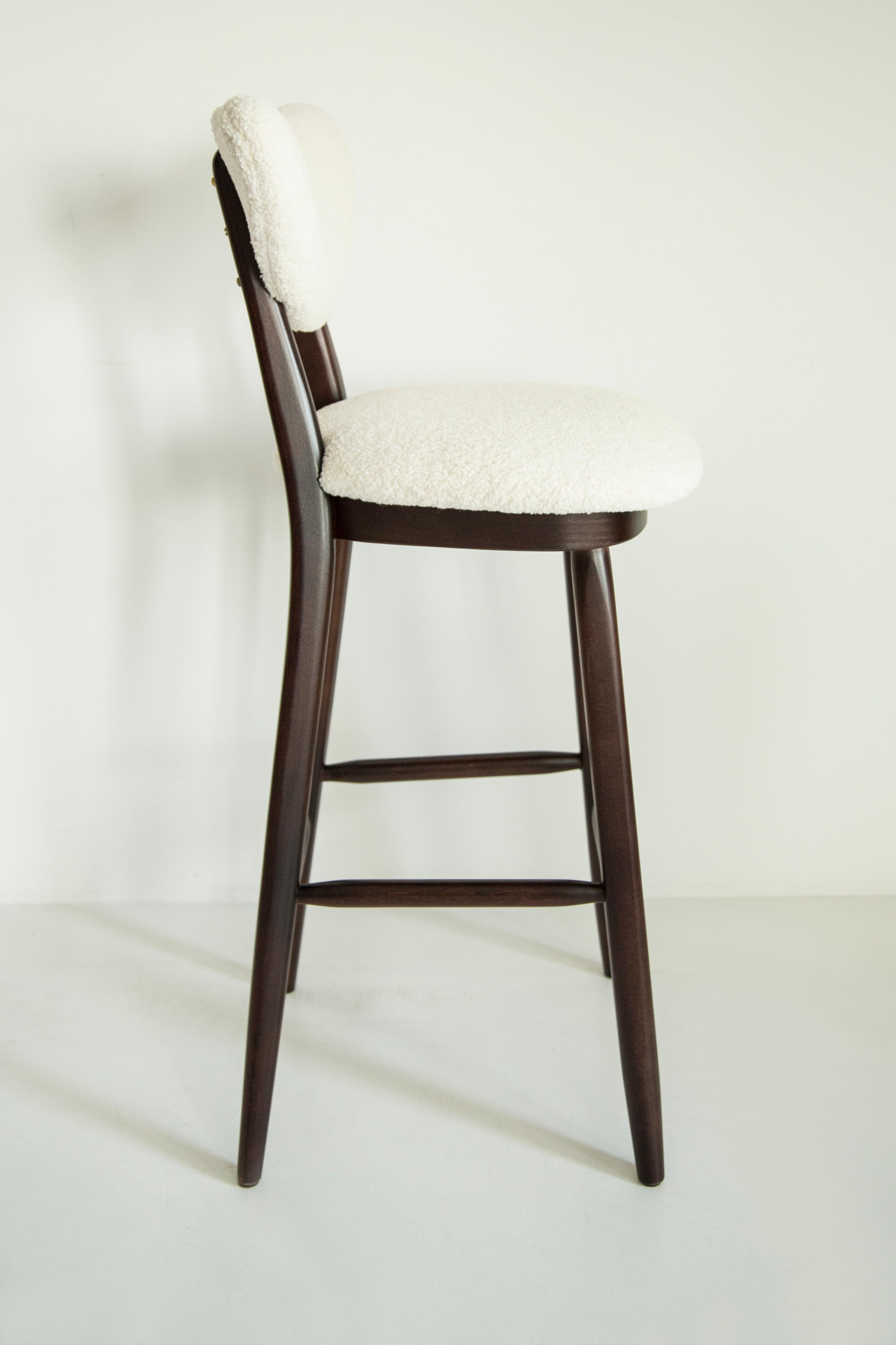 https://a.1stdibscdn.com/six-heart-bar-stools-white-ivory-boucle-by-vintola-studio-europe-poland-for-sale-picture-8/f_34023/f_416523021727371532283/3U1A9273_master.jpg
