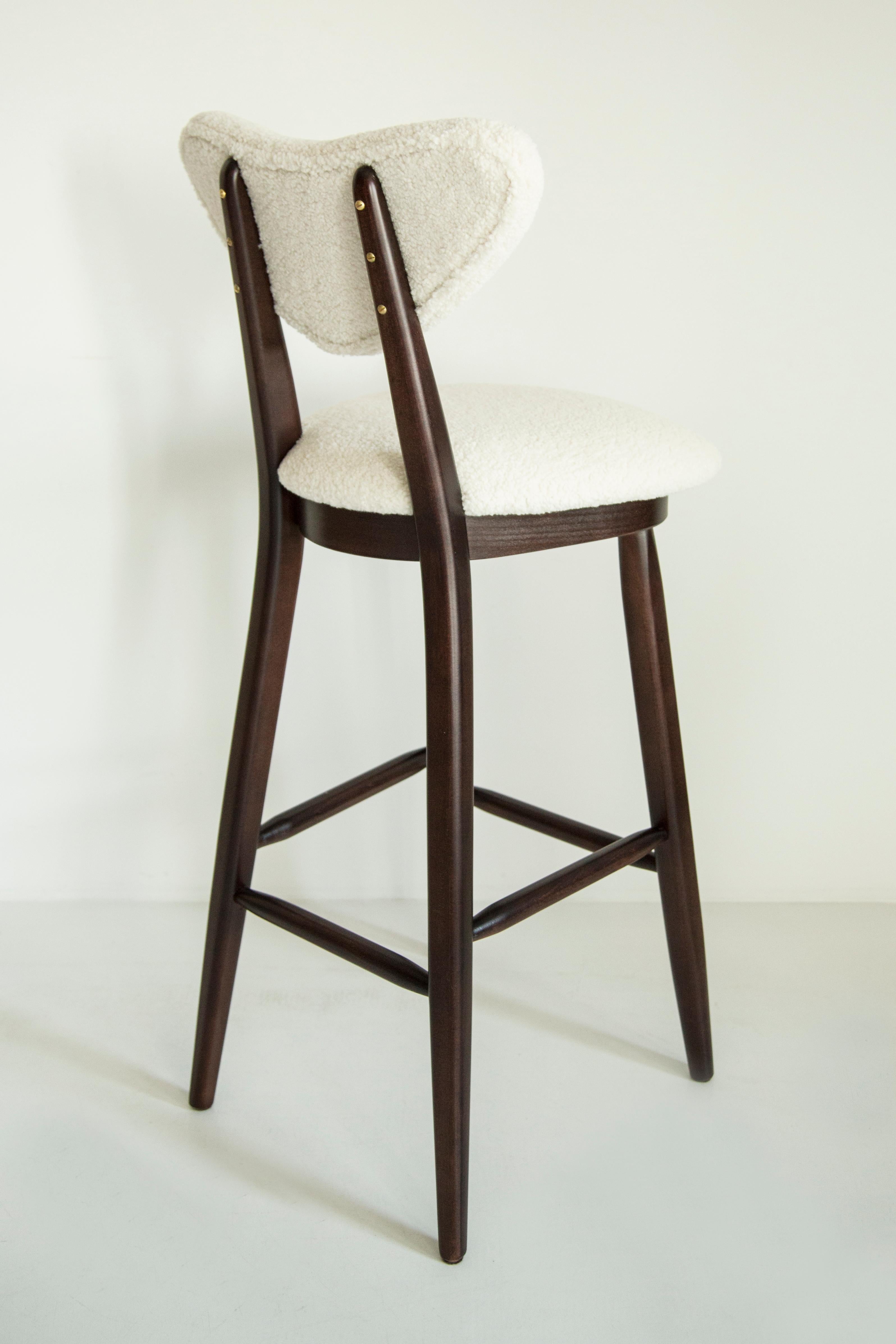 https://a.1stdibscdn.com/six-heart-bar-stools-white-ivory-boucle-by-vintola-studio-europe-poland-for-sale-picture-9/f_34023/f_416523021727371548214/3U1A9274_master.jpg