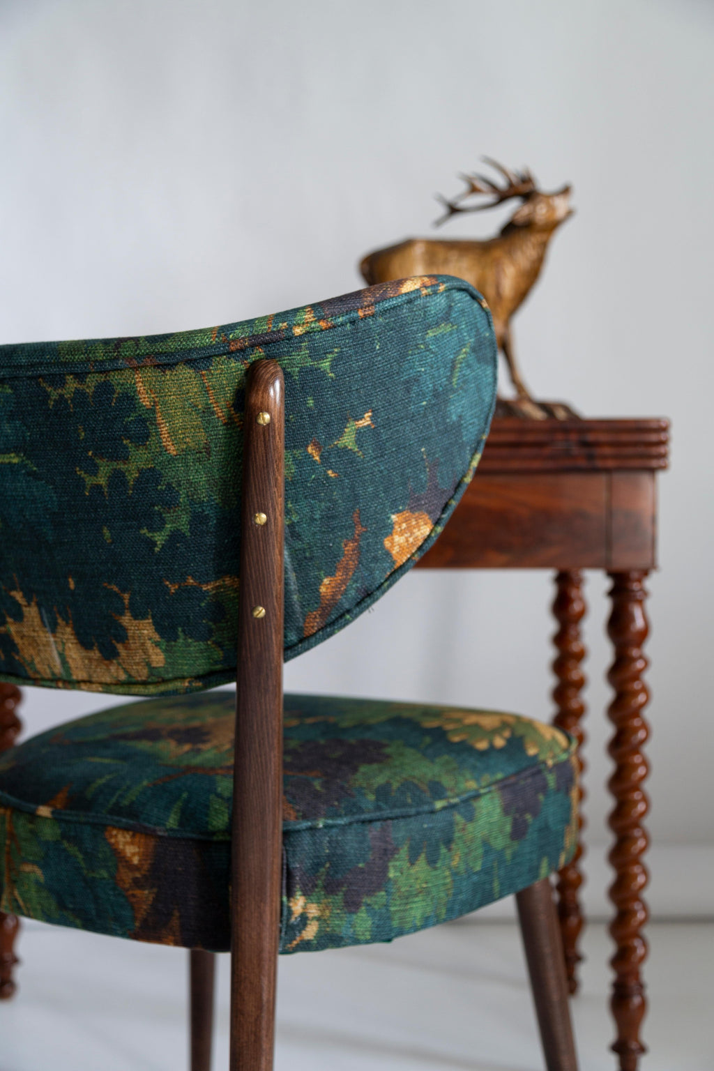 https://a.1stdibscdn.com/shell-dining-chair-linen-schwarzwald-dedar-by-vintola-studio-europe-poland-for-sale-picture-2/f_34023/f_398127021716364892876/3U1A9511_master.jpg