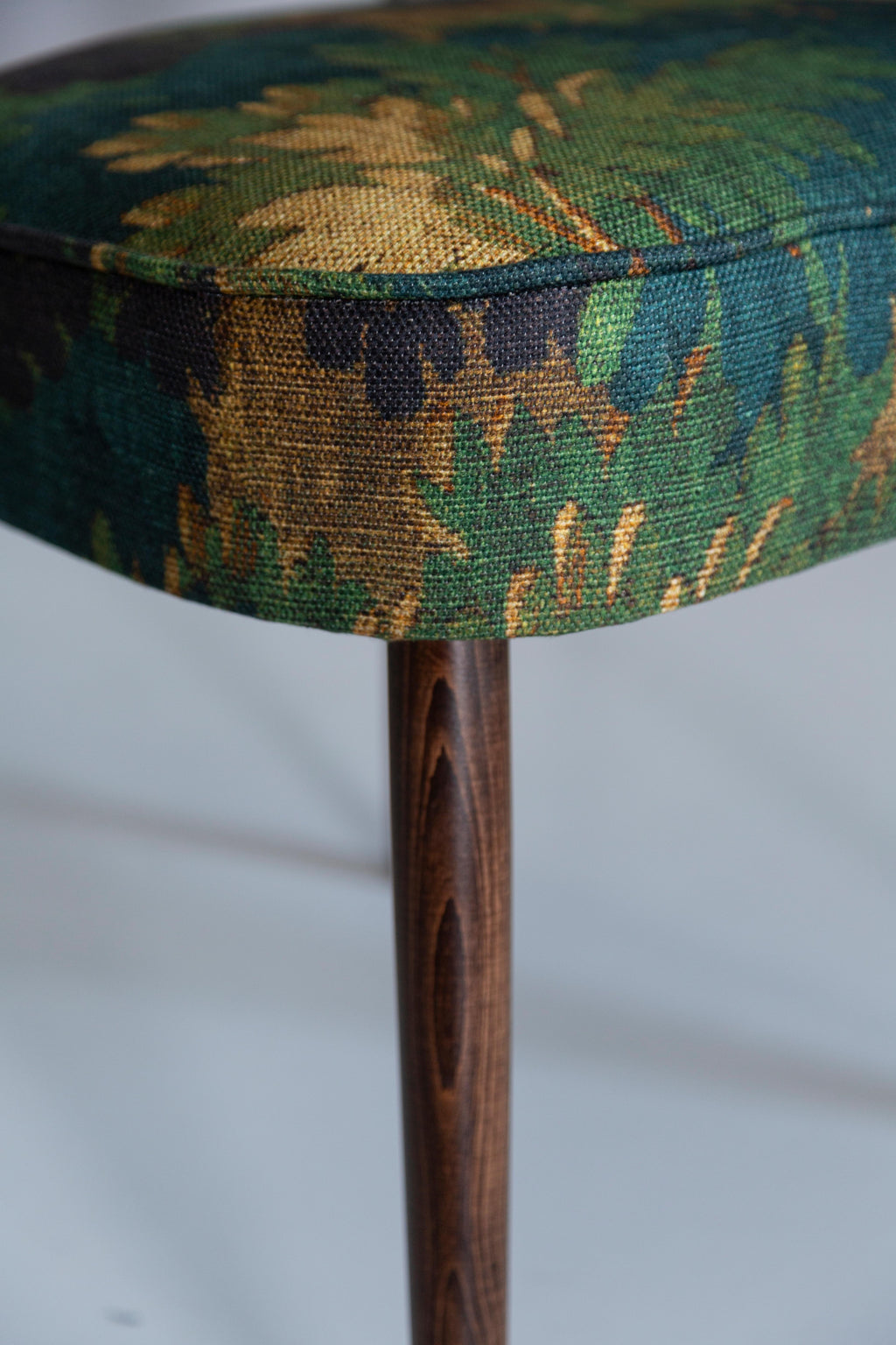 https://a.1stdibscdn.com/shell-dining-chair-linen-schwarzwald-dedar-by-vintola-studio-europe-poland-for-sale-picture-4/f_34023/f_398127021716364904583/3U1A9515_master.jpg