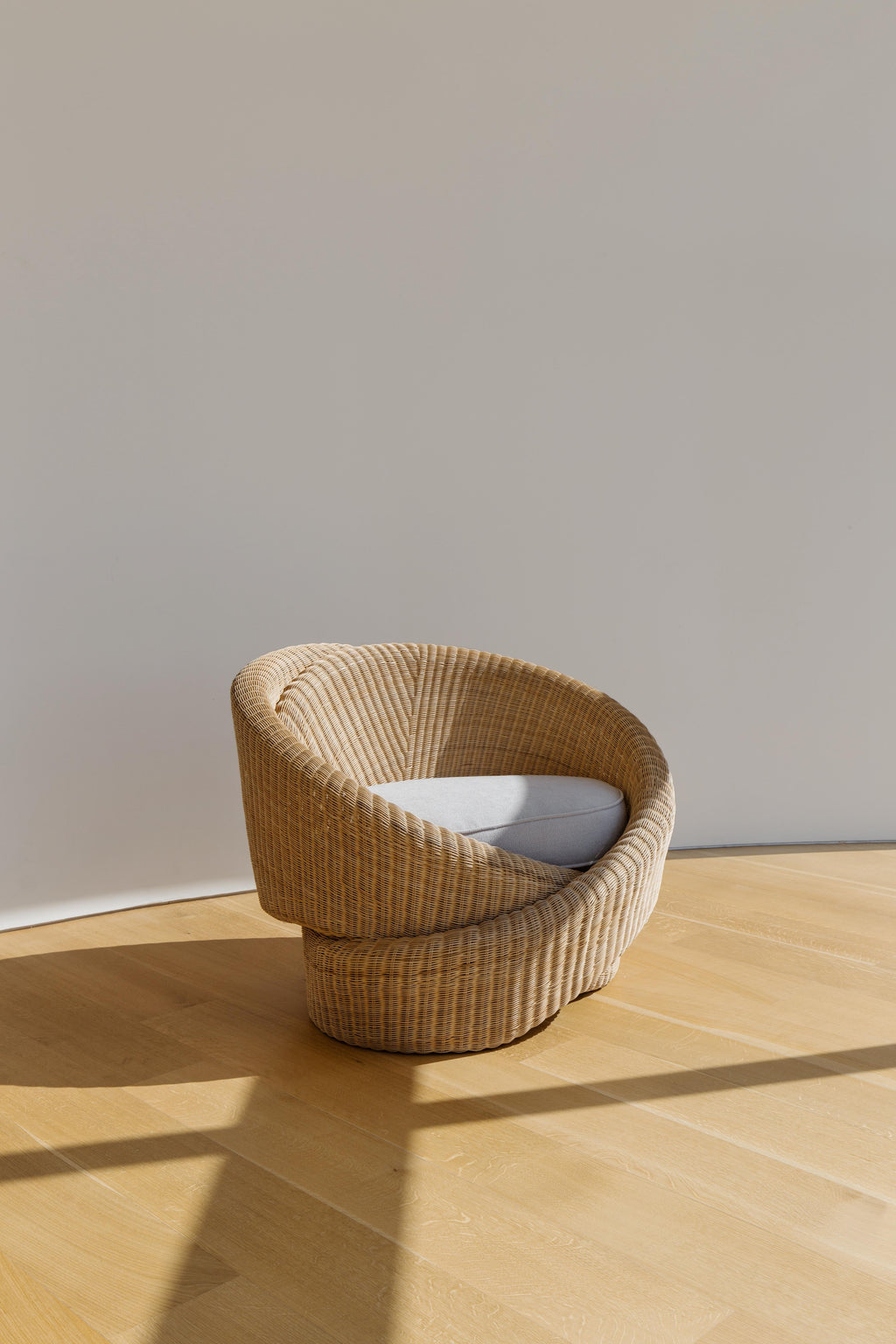 https://a.1stdibscdn.com/polyethylene-waterproof-rattan-outdoor-indoor-knotty-armchair-with-pillow-for-sale-picture-8/f_21743/f_224569921759079737591/3_2_master.jpg