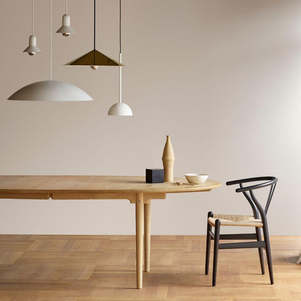https://a.1stdibscdn.com/hans-j-wegner-ch24-wishbone-chair-in-oak-black-paint-for-carl-hansen-son-for-sale-picture-2/f_14472/f_317020921670876033071/3_copy_master.jpg