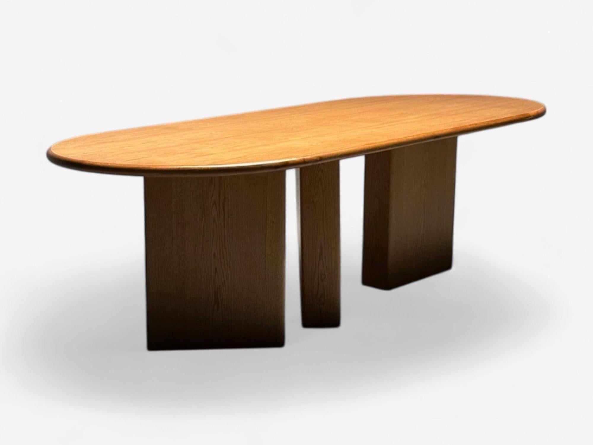 https://a.1stdibscdn.com/organic-modern-solid-oak-handcrafted-pedestal-oval-dining-table-21st-c-for-sale-picture-4/f_8632/f_462275621754942087244/3_ecm_4614_IMAGE_1684544641759_1700675218152_1_fullGallery_1737657028637_IMG_1689_Photoroom_master.jpeg