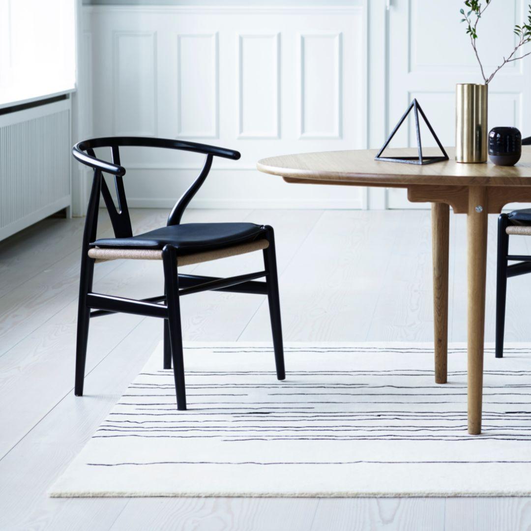 https://a.1stdibscdn.com/hans-j-wegner-ch24-wishbone-chair-in-oak-black-paint-for-carl-hansen-son-for-sale-picture-5/f_14472/f_317020921670875087442/3_master.jpg