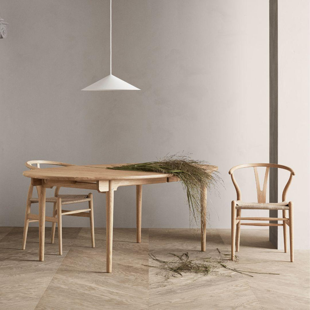 https://a.1stdibscdn.com/hans-j-wegner-ch24-wishbone-chair-in-oak-white-oil-for-carl-hansen-son-for-sale-picture-2/f_14472/f_317027721670878654135/3_master.jpg