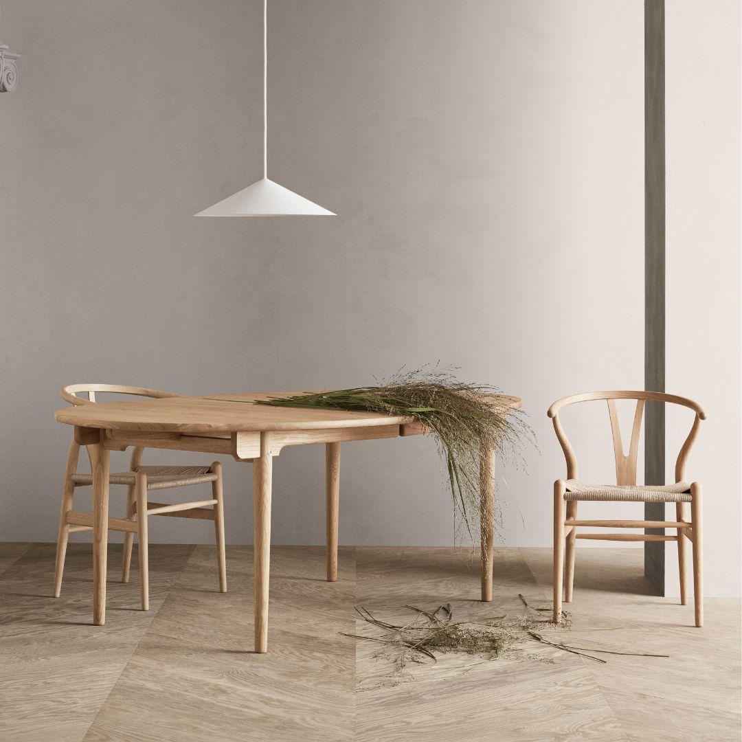 https://a.1stdibscdn.com/hans-j-wegner-ch24-wishbone-chair-in-oak-white-oil-for-carl-hansen-son-for-sale-picture-2/f_14472/f_317027721670878654135/3_master.jpg