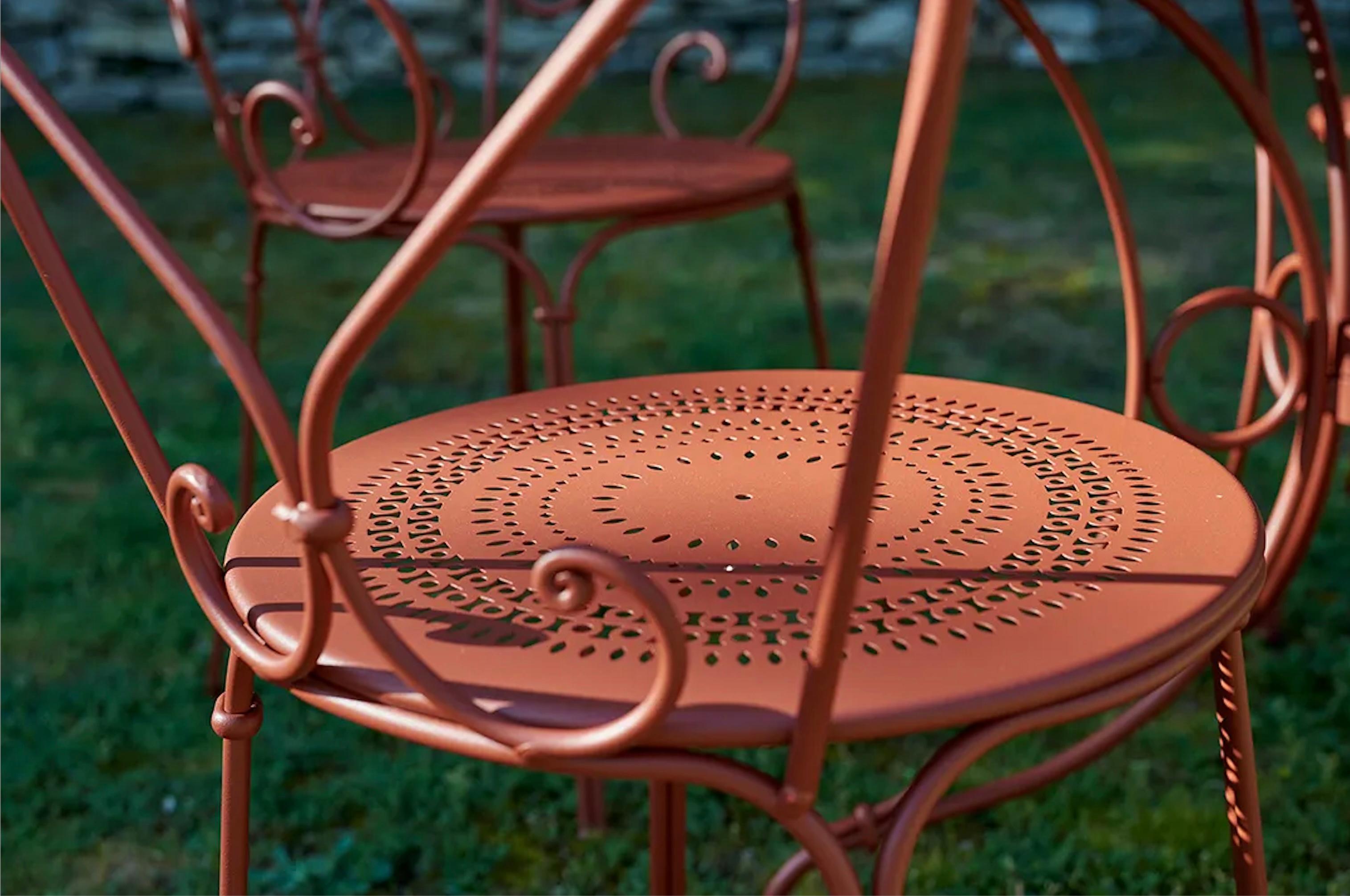 https://a.1stdibscdn.com/fermob-1900-chair-pesto-set-of-2-chairs-for-sale-picture-4/f_105752/f_484425721769077934655/3_master.jpg