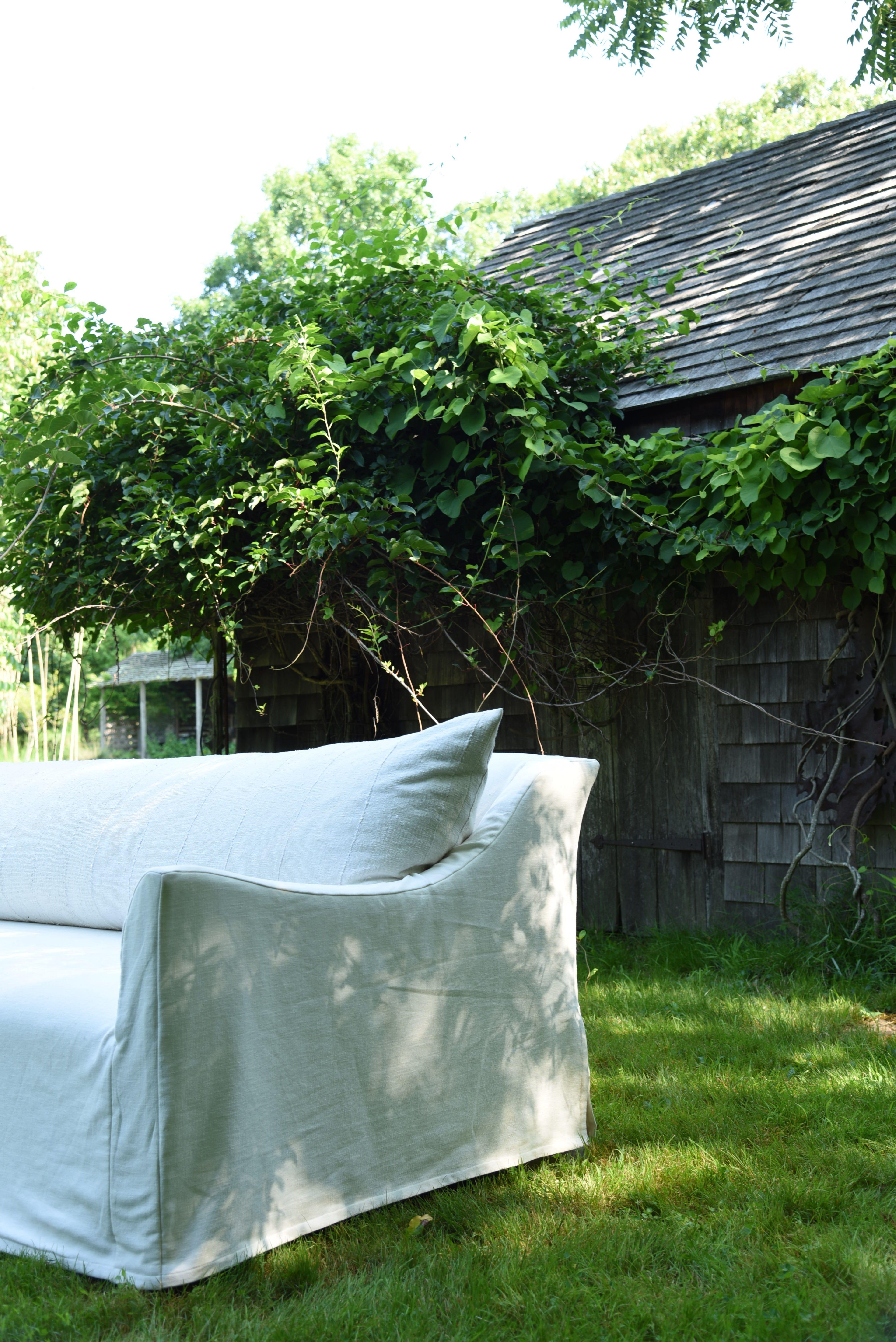 https://a.1stdibscdn.com/the-hamptons-slipcovered-sofa-by-michael-del-piero-for-sale-picture-6/f_8868/f_383048921707936380158/3_master.jpeg