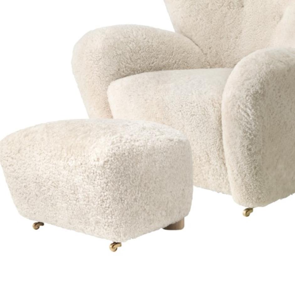 https://a.1stdibscdn.com/set-of-off-white-sheepskin-the-tired-man-lounge-chair-and-footstool-by-lassen-for-sale-picture-3/f_12192/f_329309121677158776034/3_master.jpg