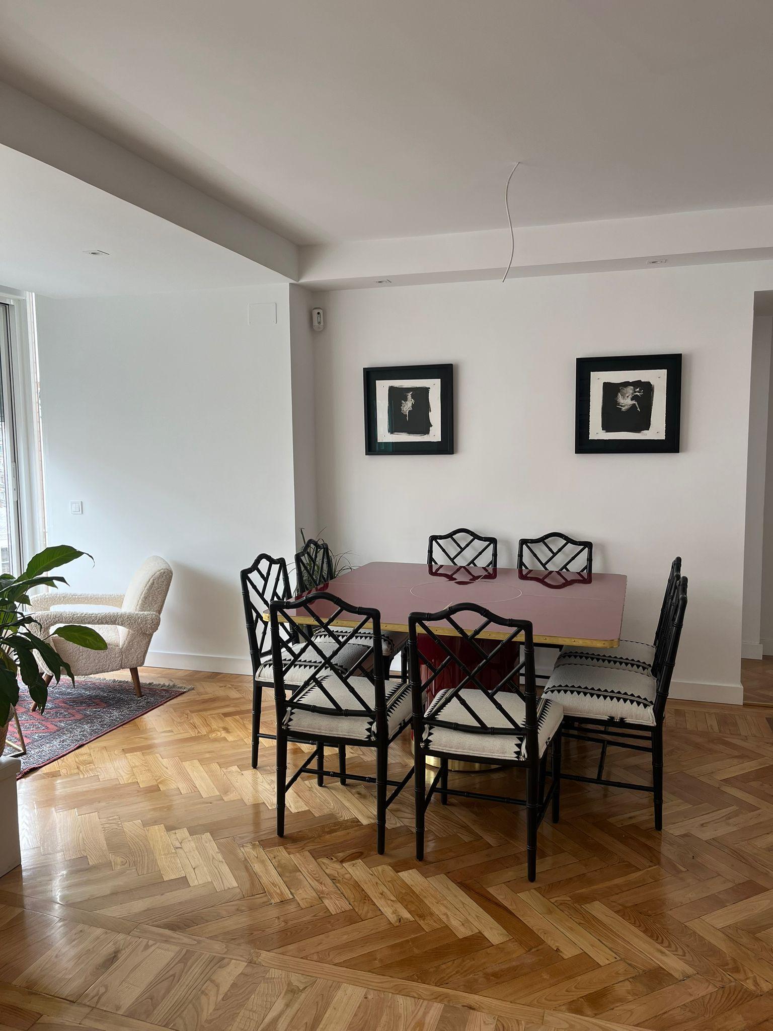 https://a.1stdibscdn.com/dining-table-with-pedestal-high-gloss-laminate-with-brass-marquetry-size-l-for-sale-picture-3/f_40561/f_394442521714131664247/3f14a9ea_a6bb_478b_a85f_32d8e20bc440_master.jpg