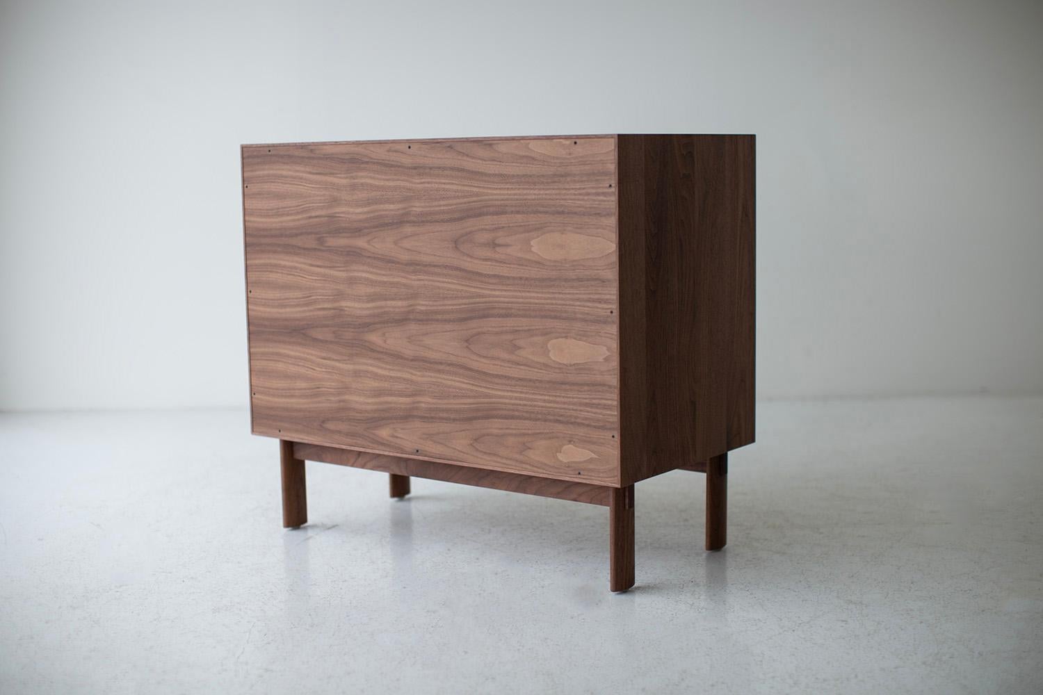 https://a.1stdibscdn.com/craftassociates-credenza-peabody-modern-walnut-credenza-cane-for-sale-picture-7/f_9720/f_302202121701284284924/42110190_modern_walnut_credenza_57904188_master.jpg