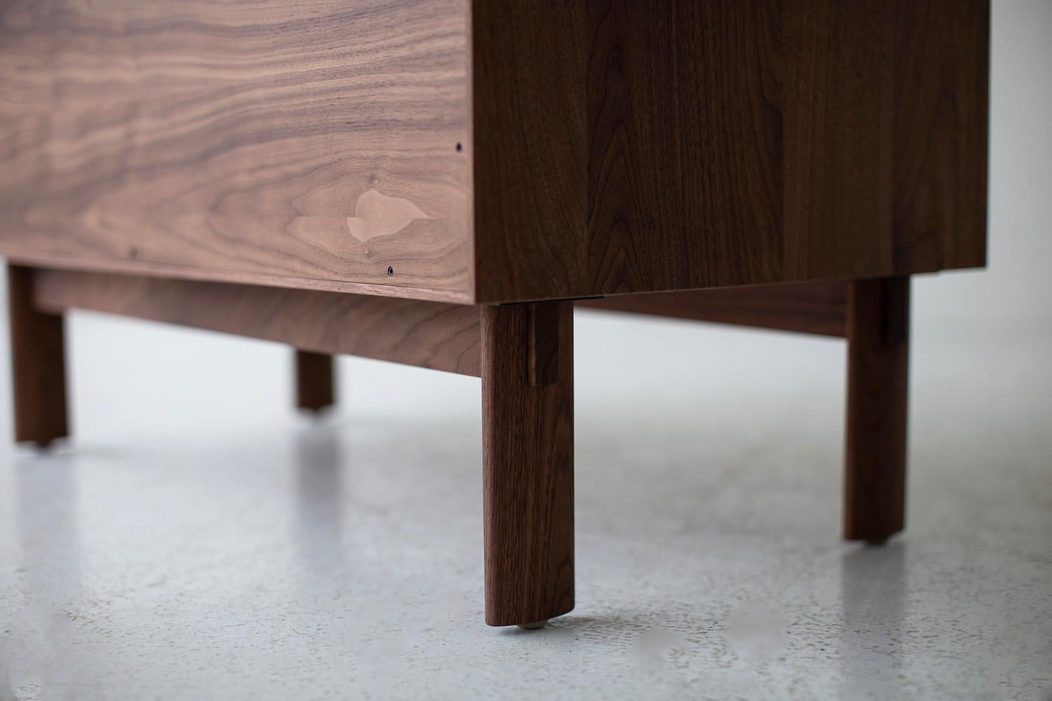 https://a.1stdibscdn.com/craftassociates-credenza-peabody-modern-walnut-credenza-cane-for-sale-picture-8/f_9720/f_302202121701284291813/42110190_modern_walnut_credenza_57904189_master.jpg