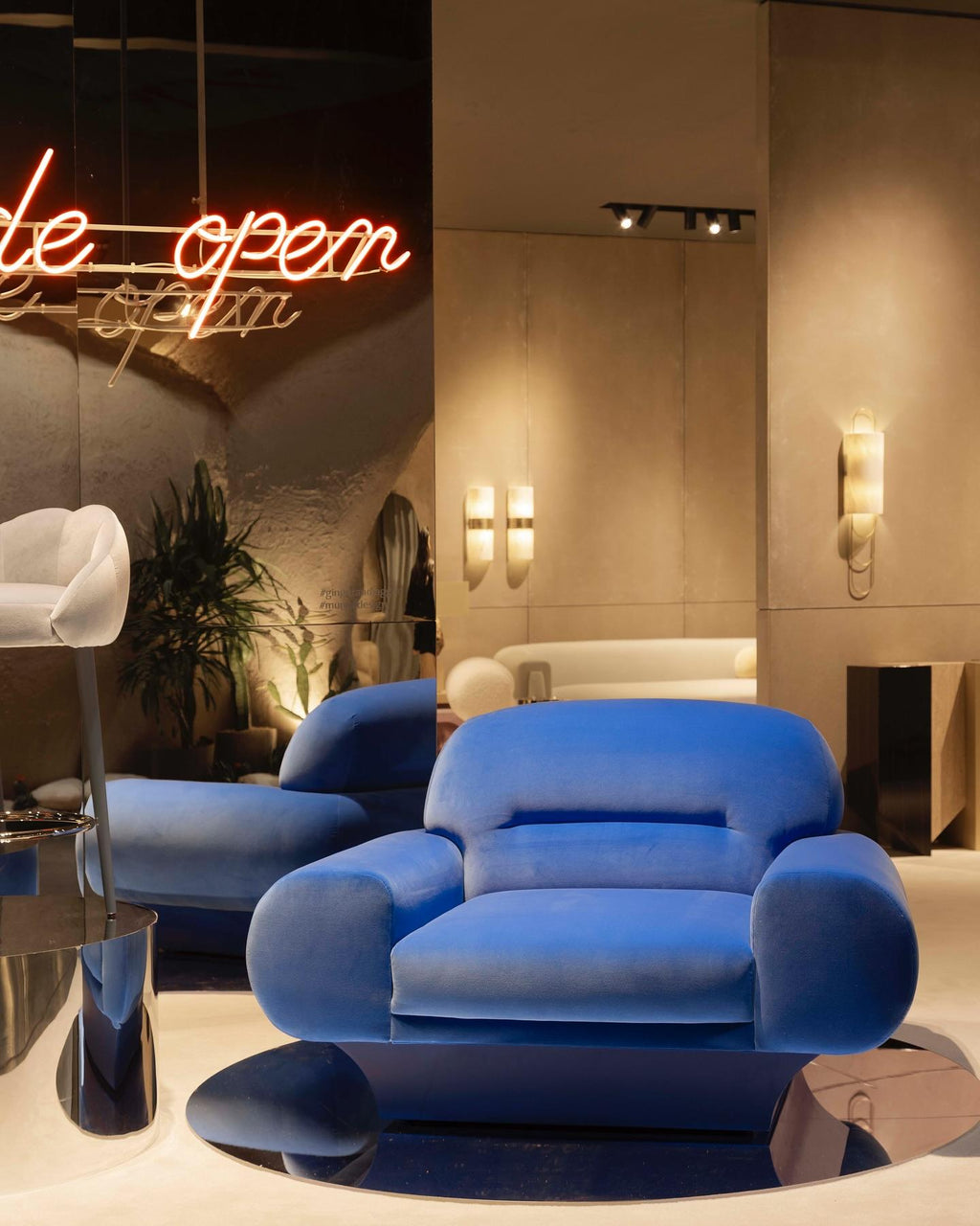 https://a.1stdibscdn.com/monotone-blue-roy-armchair-in-velvet-with-matching-lacquered-base-for-sale-picture-7/f_27693/f_401371021718128849577/437772872_18430627738057409_2995853306729936466_n_master.jpg