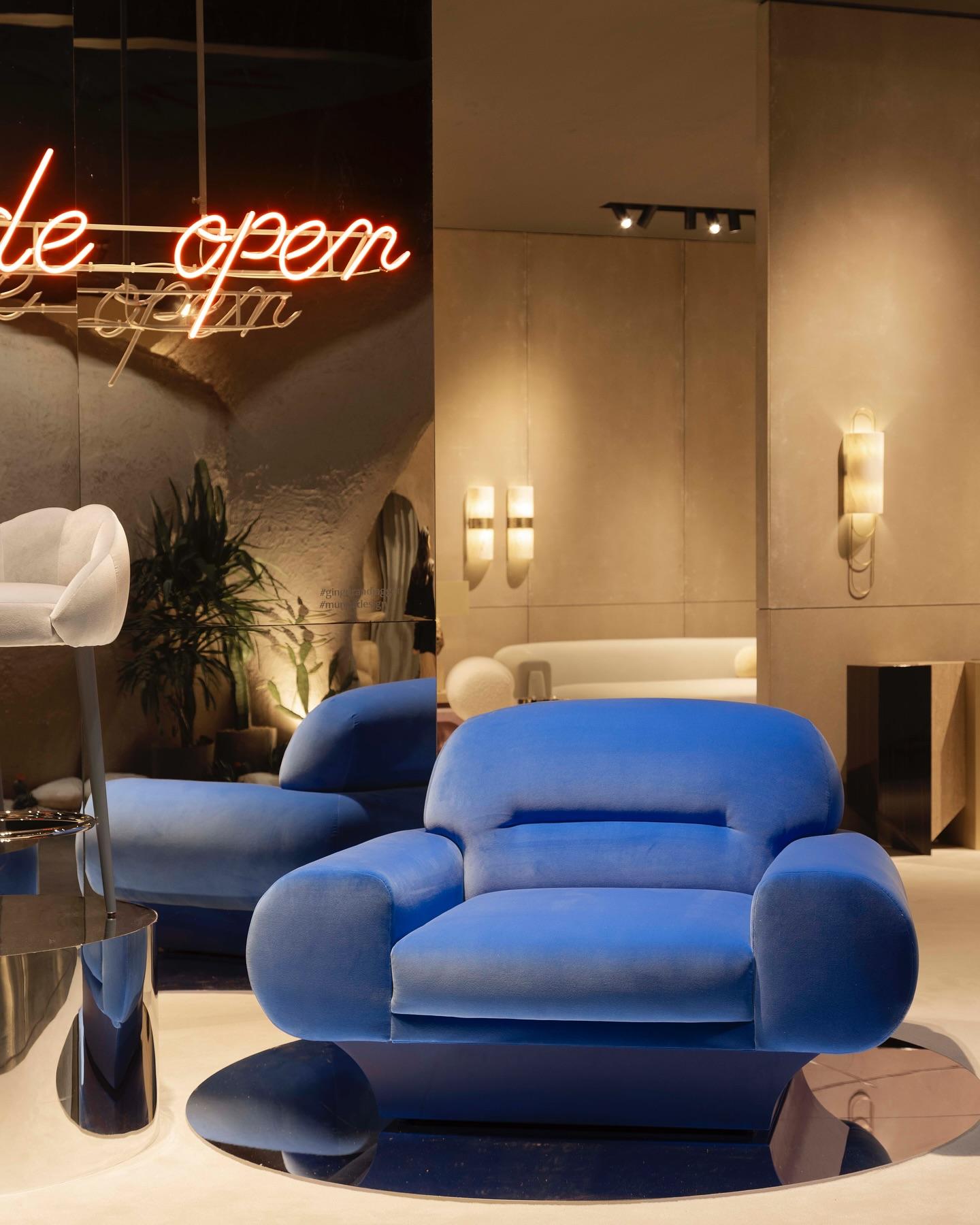 https://a.1stdibscdn.com/monotone-blue-roy-armchair-in-velvet-with-matching-lacquered-base-for-sale-picture-7/f_27693/f_401371021718128849577/437772872_18430627738057409_2995853306729936466_n_master.jpg