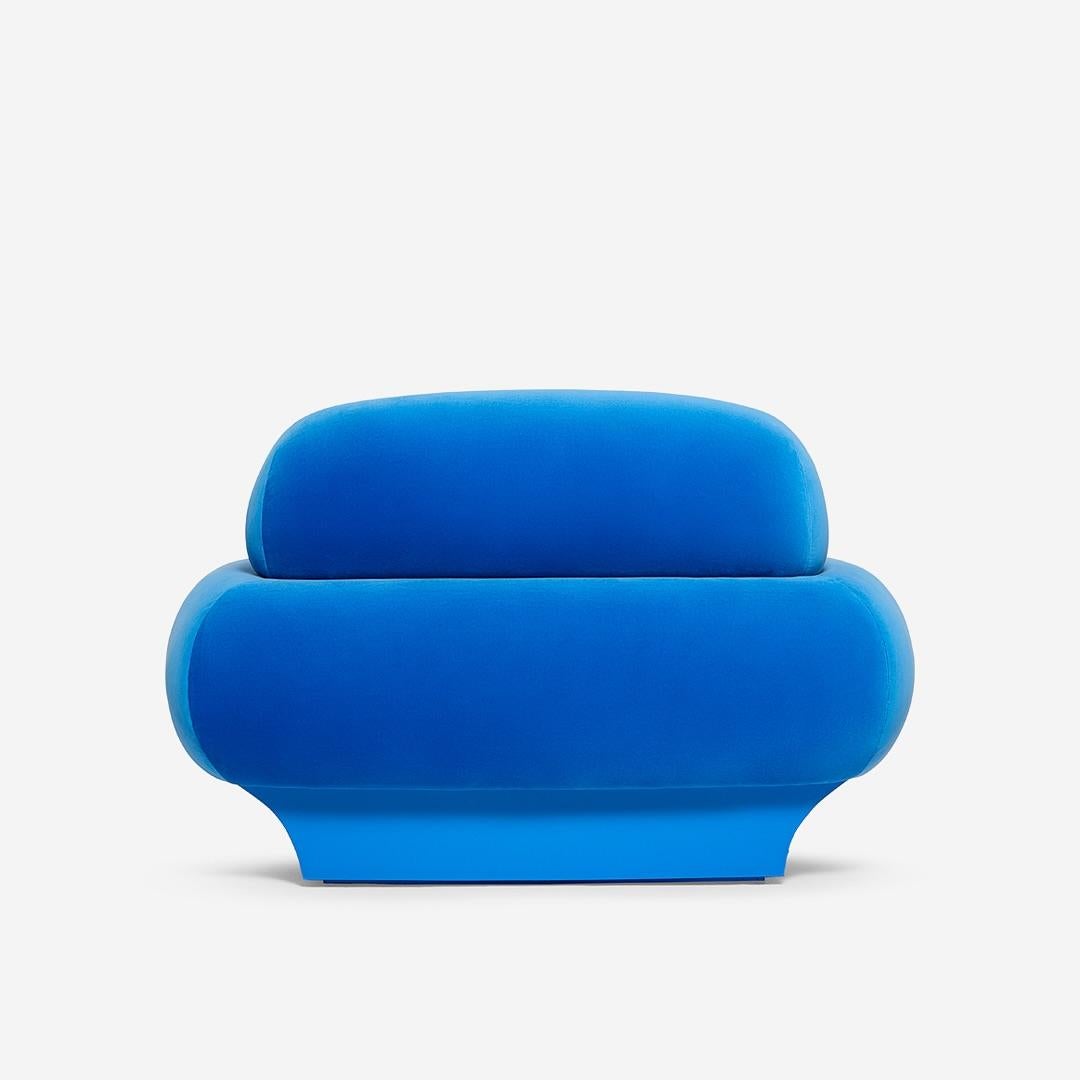 https://a.1stdibscdn.com/monotone-blue-roy-armchair-in-velvet-with-matching-lacquered-base-for-sale-picture-3/f_27693/f_401371021718128525521/448059323_18440328118057409_5515807400065764903_n_master.jpg