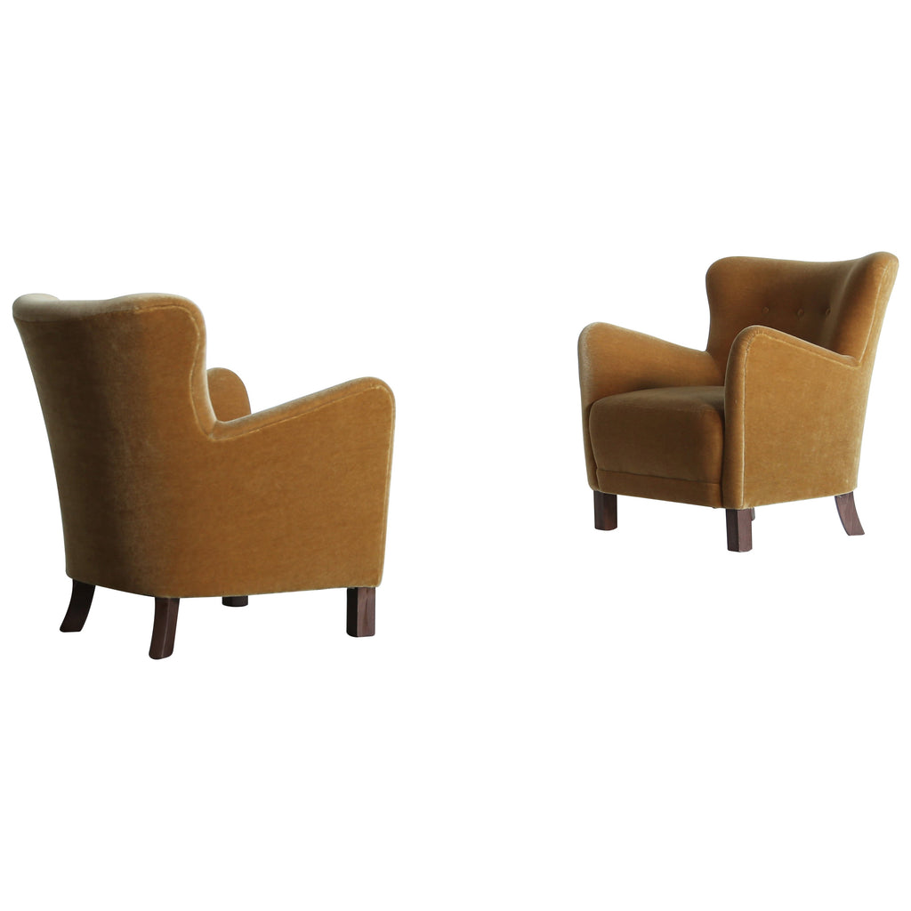https://a.1stdibscdn.com/pair-of-armchairs-upholstered-in-pure-yellow-gold-mohair-for-sale/1121189/f_448417121746193313372/44841712_datamatics.jpeg
