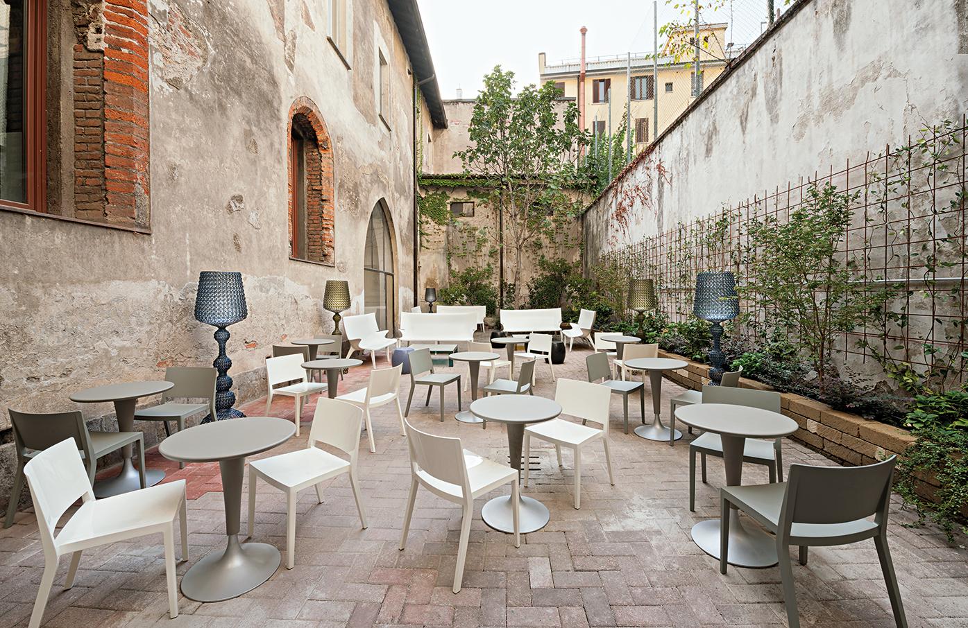 https://a.1stdibscdn.com/kartell-dr-na-table-in-wax-white-by-philippe-starck-for-sale-picture-5/f_45362/f_272581021644155478778/4536_5N_1_master.jpg