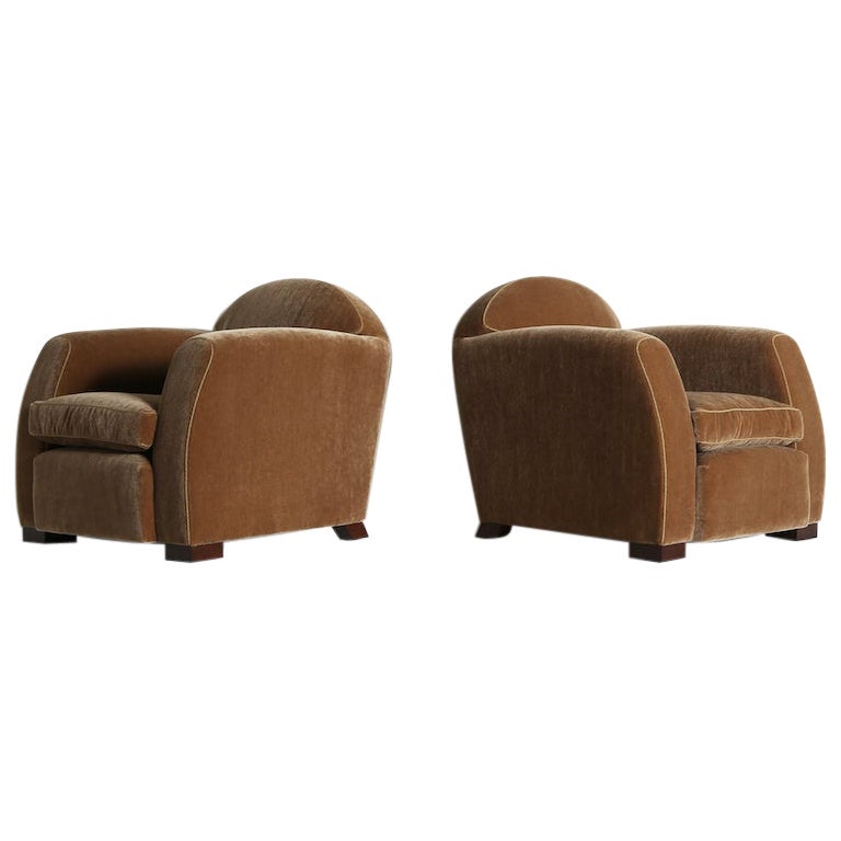 https://a.1stdibscdn.com/pair-of-curved-arm-club-chairs-upholstered-in-pure-mohair-for-sale/1121189/f_459949621753461196677/45994962_datamatics.jpeg?width=768