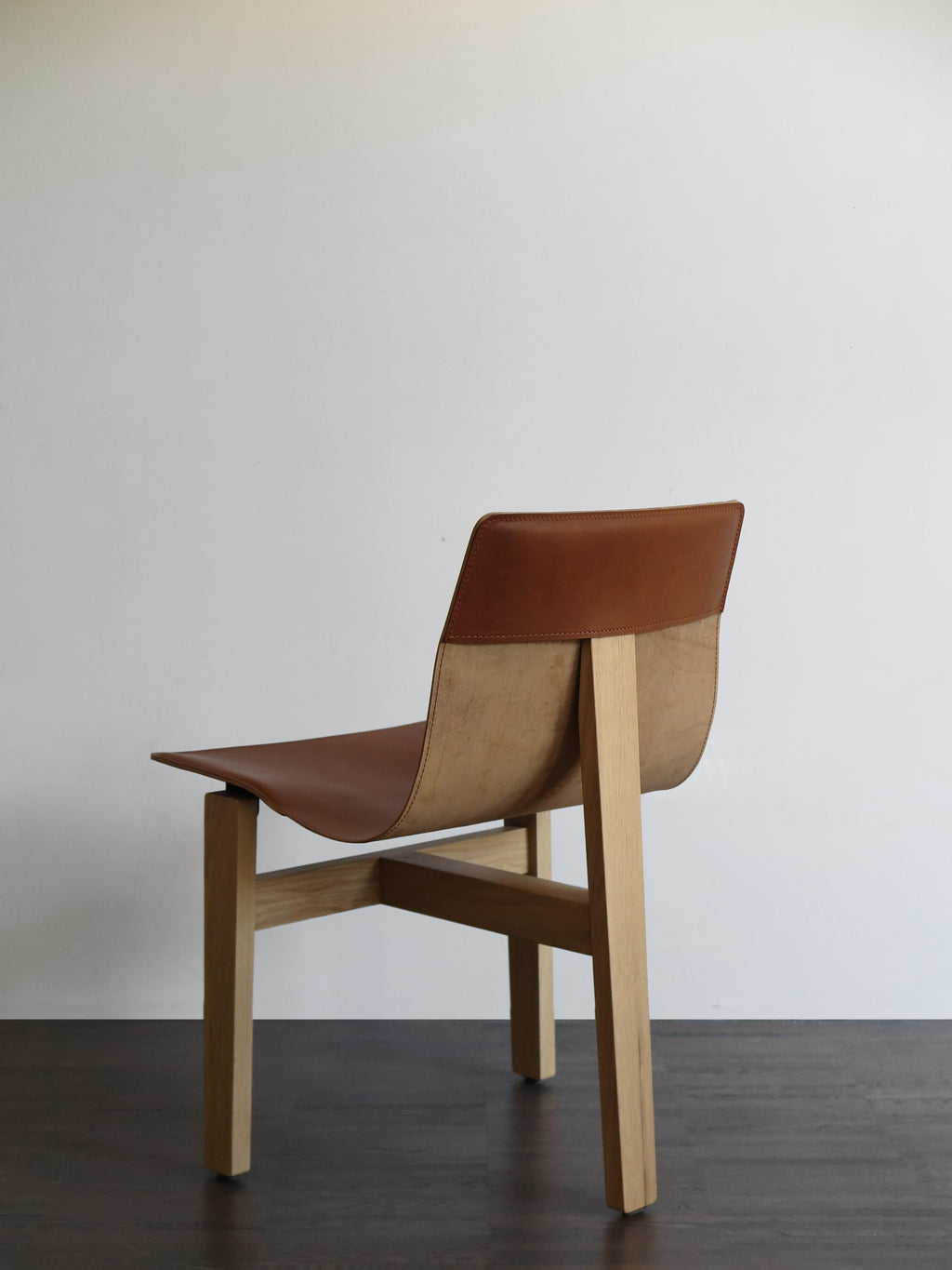 https://a.1stdibscdn.com/angelo-mangiarotti-italian-leather-and-wood-dining-chairs-for-agapecasa-for-sale-picture-6/f_33883/f_286152021652275381936/4622_Angelo_Mangiarotti_sedie_T3_e_master.JPG