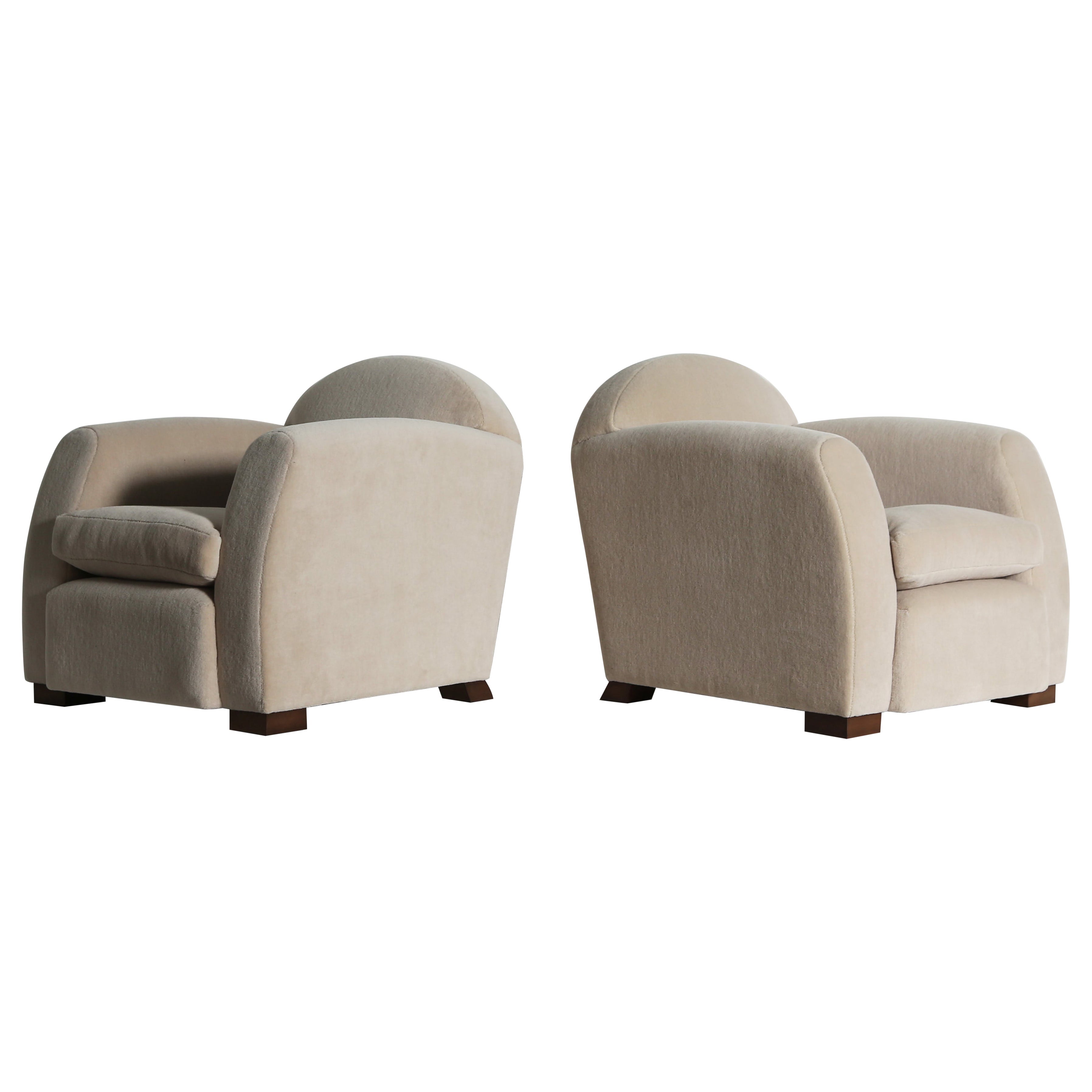 https://a.1stdibscdn.com/pair-of-curved-arm-club-chairs-upholstered-in-pure-alpaca-for-sale/1121189/f_468198021758964237670/46819802_datamatics.jpeg