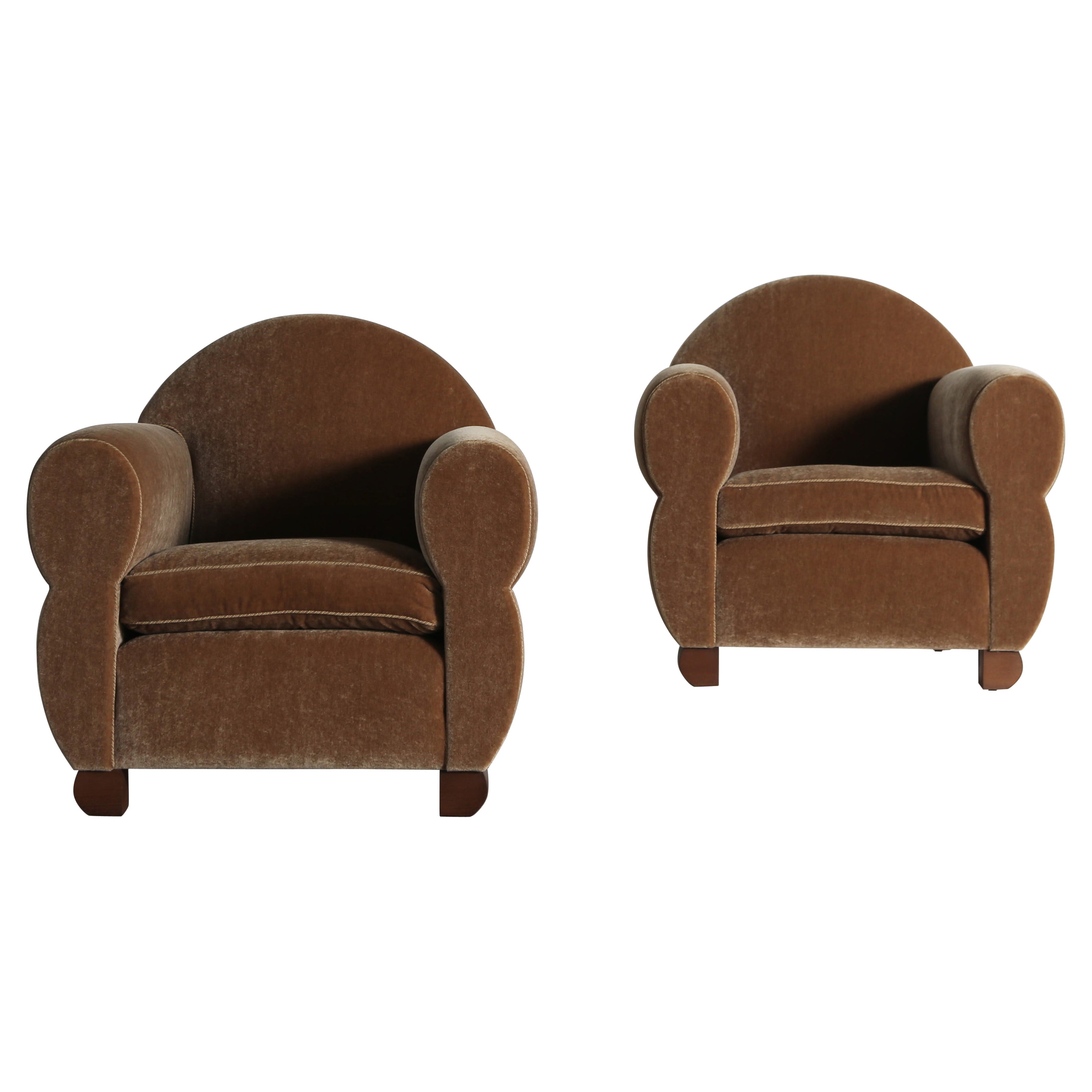 https://a.1stdibscdn.com/pair-of-curvy-arm-chairs-upholstered-in-pure-mohair-for-sale/1121189/f_468208321758964252273/46820832_datamatics.jpeg