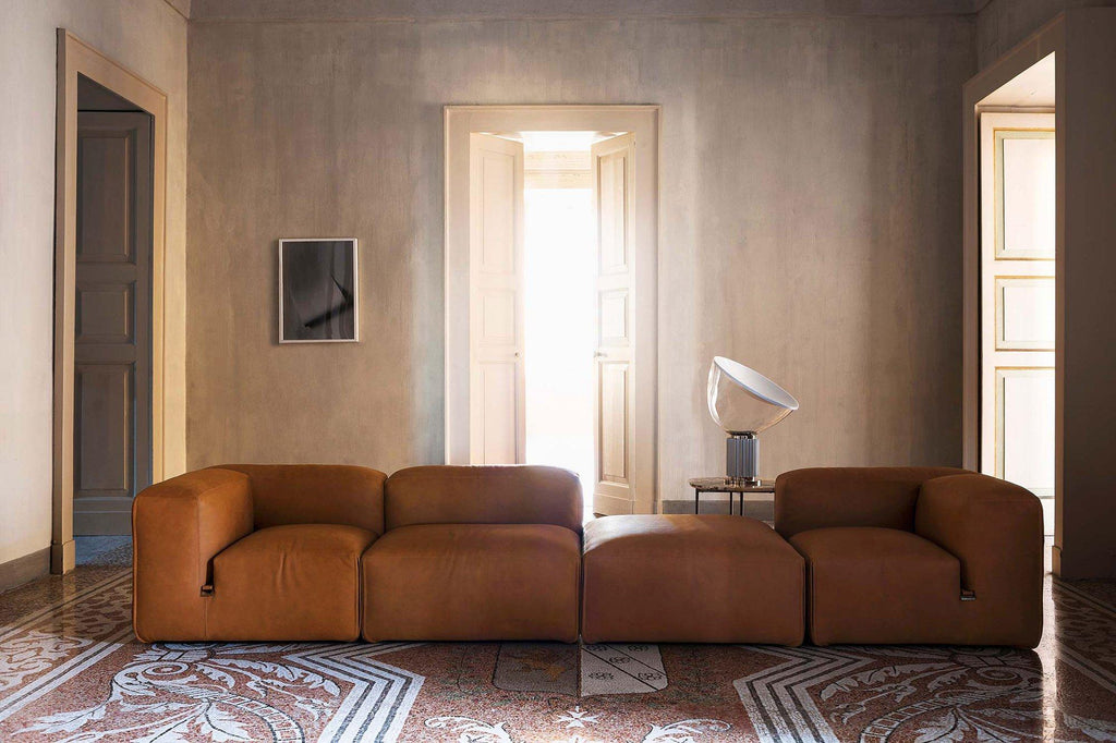 https://a.1stdibscdn.com/le-mura-sofa-in-leather-by-mario-bellini-for-tacchini-for-sale-picture-2/f_105752/f_463589721755797390077/46869_2958c413ad_tacchini_lemura_sofa_2_zoom_master.jpg