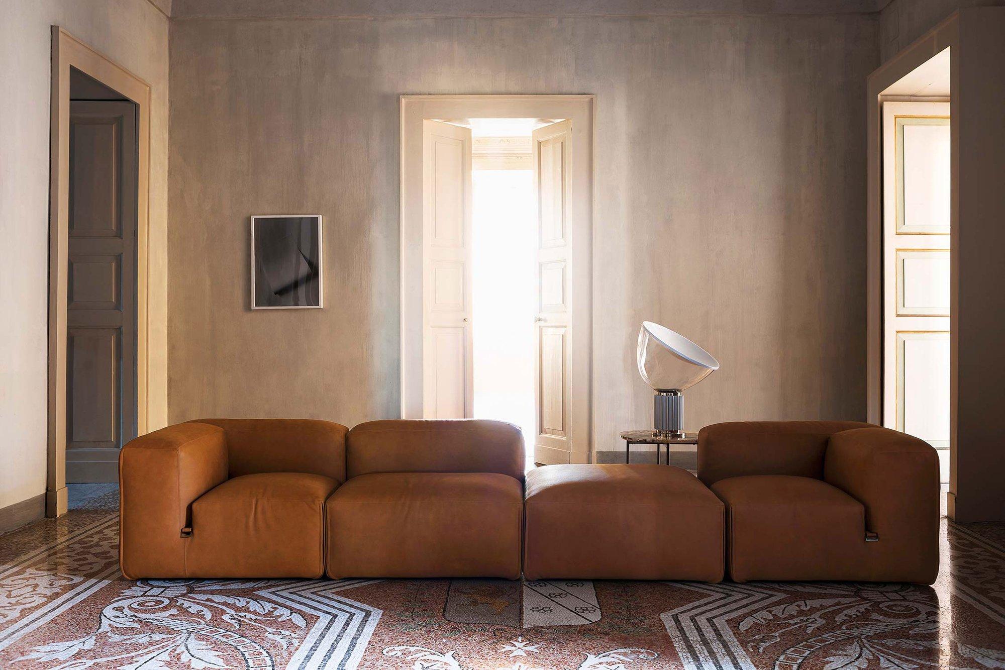 https://a.1stdibscdn.com/le-mura-sofa-in-leather-by-mario-bellini-for-tacchini-for-sale-picture-2/f_105752/f_463589721755797390077/46869_2958c413ad_tacchini_lemura_sofa_2_zoom_master.jpg