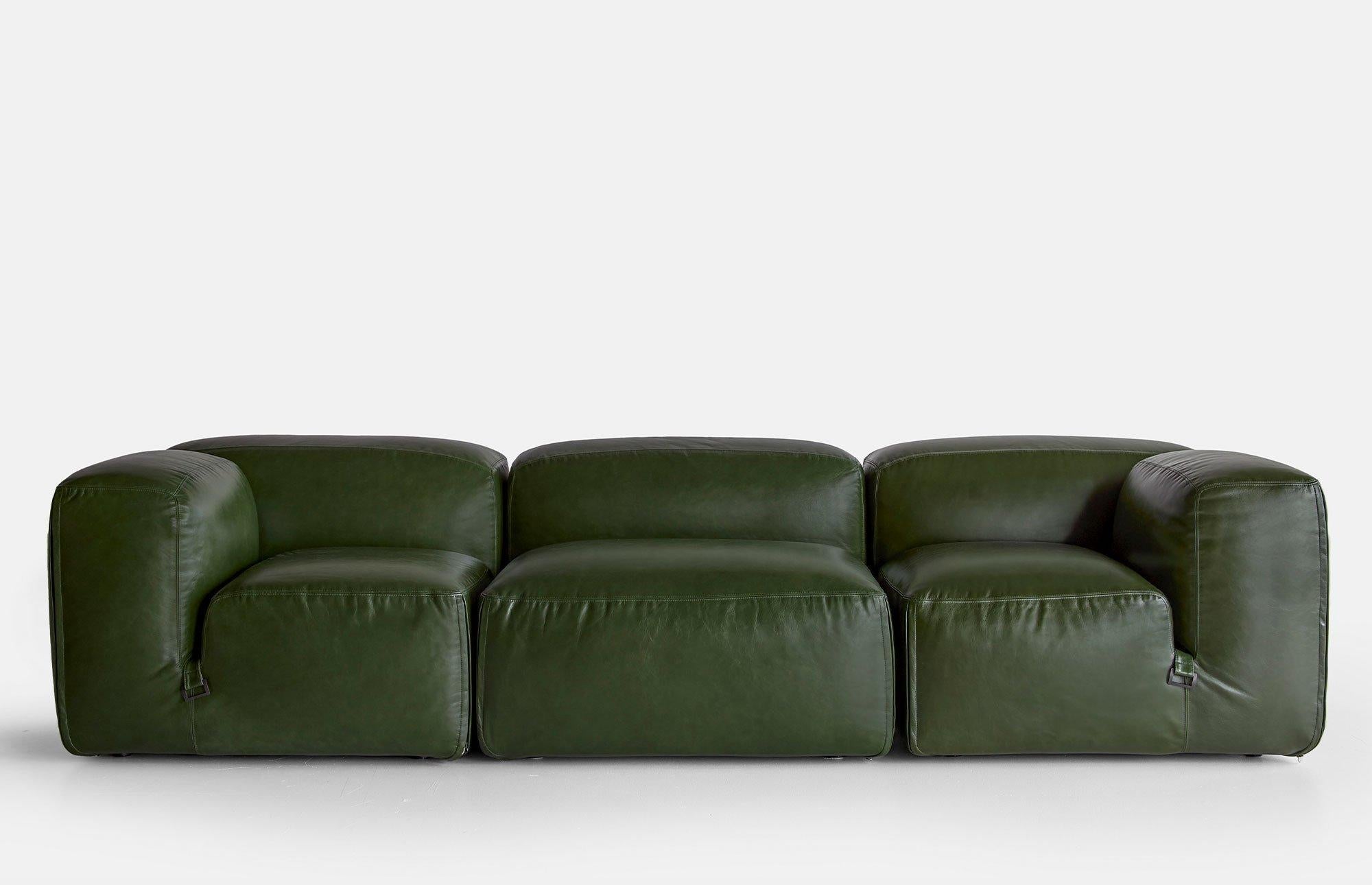 https://a.1stdibscdn.com/le-mura-sofa-in-leather-by-mario-bellini-for-tacchini-w-288-cm-1133-in-for-sale-picture-2/f_105752/f_467451621758472156156/46869_2b4940af6c_tacchini_le_mura_modular_sofa_3_units_zareen_03_zoom_master.jpg