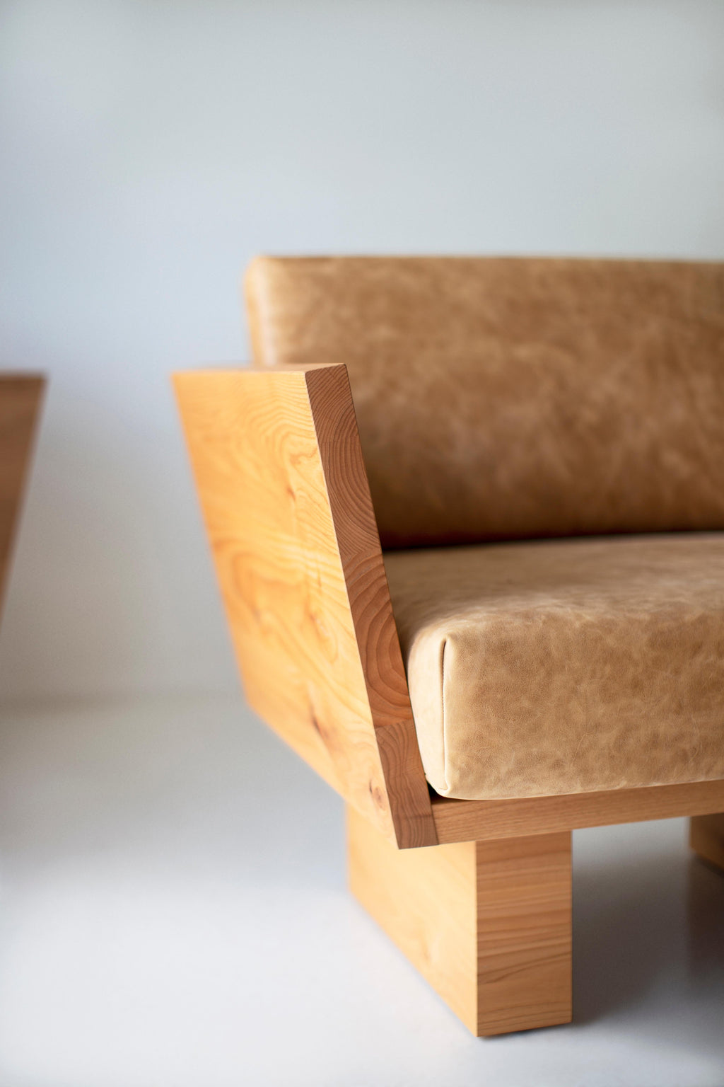 https://a.1stdibscdn.com/bertu-arm-chair-suelo-modern-leather-arm-chair-alder-natural-for-sale-picture-2/f_9720/f_465307121756998873897/48194386_modern_leather_arm_chair_40013932_master.jpg