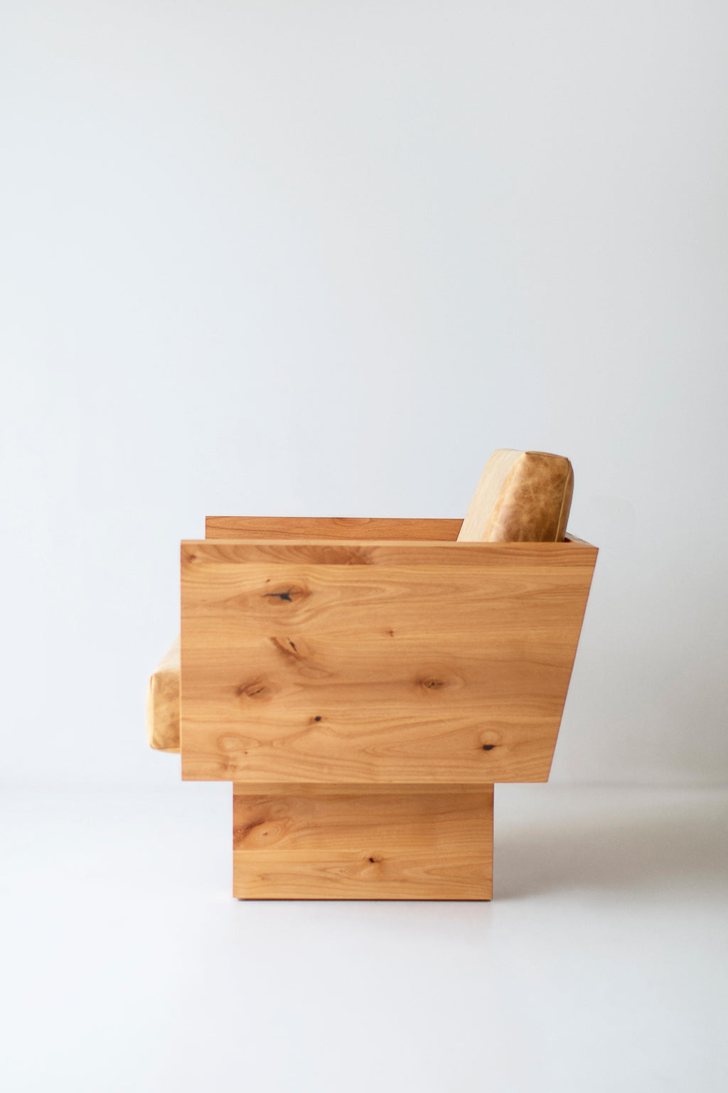 https://a.1stdibscdn.com/bertu-arm-chair-suelo-modern-leather-arm-chair-alder-natural-for-sale-picture-4/f_9720/f_465307121756998870729/48194386_modern_leather_arm_chair_40013962_master.jpg