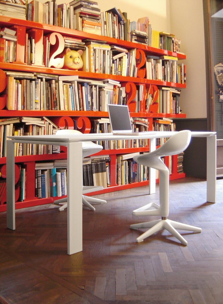 https://a.1stdibscdn.com/kartell-spoon-adjustable-stool-in-white-by-antonio-citterio-toan-nguyen-for-sale-picture-7/f_45362/f_242638621624380206545/4828_03_4_master.jpg?width=768