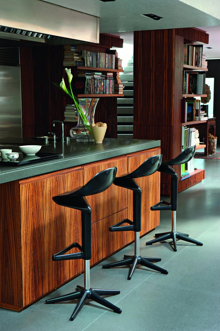 https://a.1stdibscdn.com/kartell-spoon-adjustable-stool-in-white-by-antonio-citterio-toan-nguyen-for-sale-picture-5/f_45362/f_242638621624380205464/4828_09_1_master.jpg?width=768