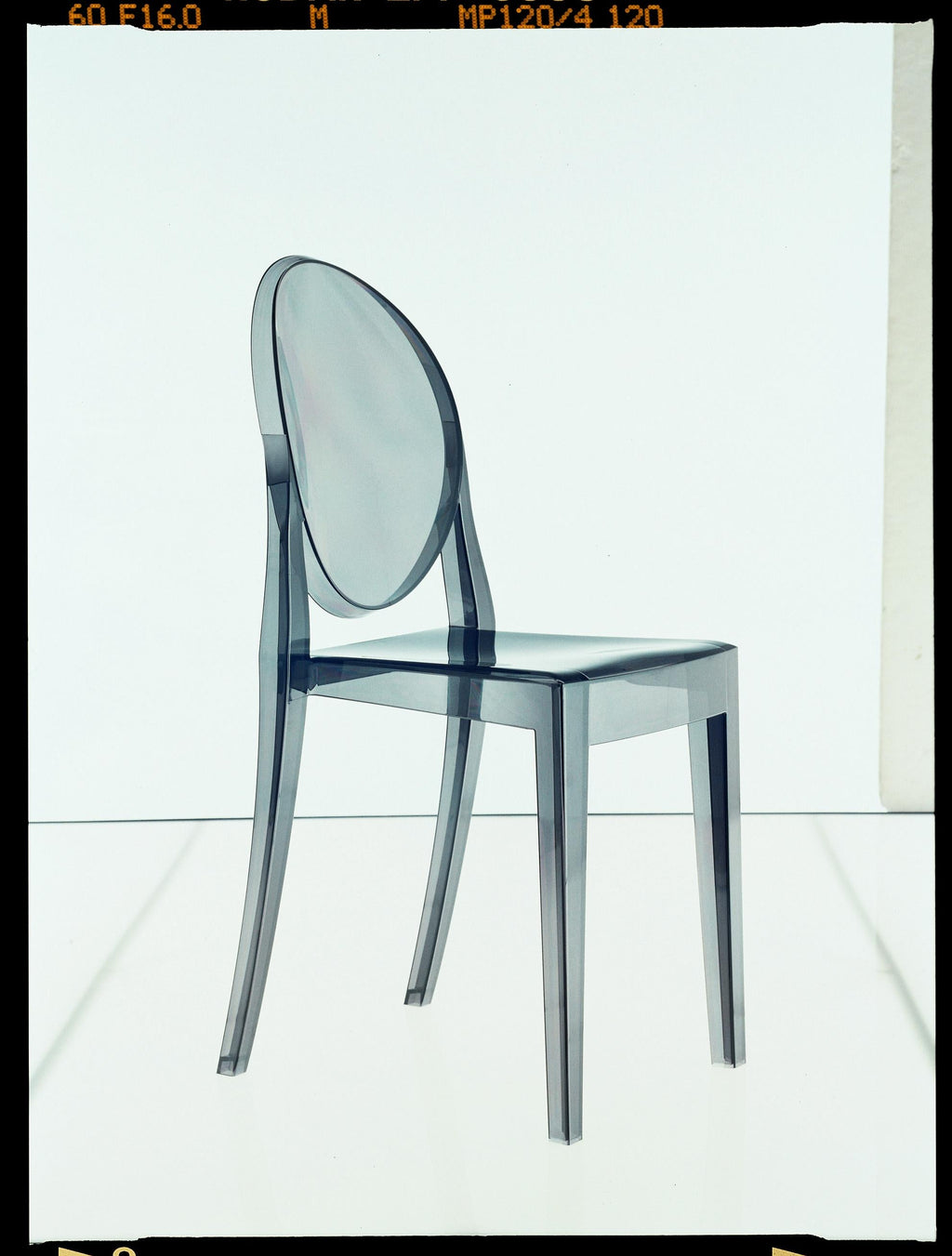 https://a.1stdibscdn.com/set-of-2-kartell-victoria-ghost-chairs-in-crystal-by-philippe-starck-for-sale-picture-5/12330573/f_145779311556860821764/4857_victoriaghost_starck_fume_prosp2_master.jpg